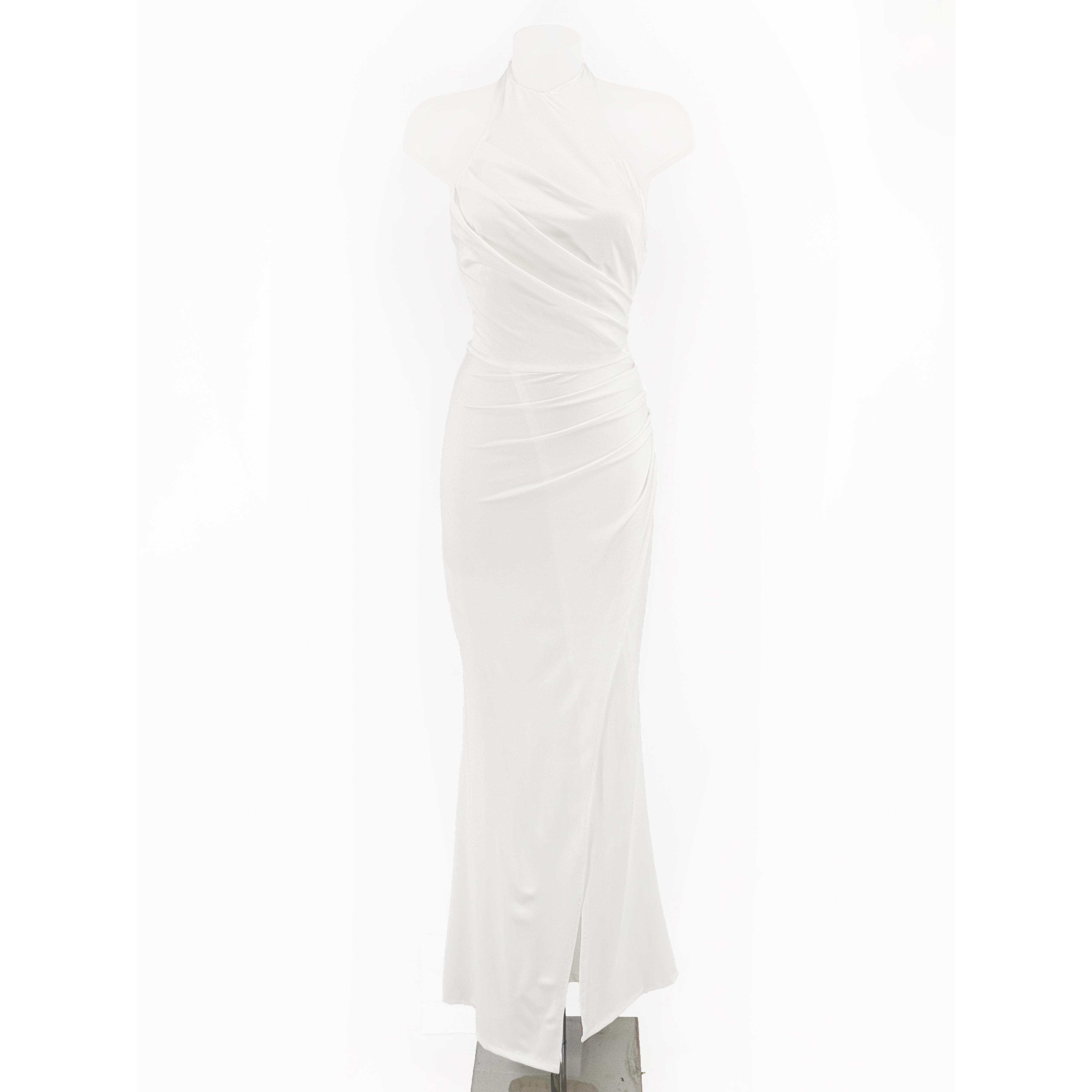 Vestido largo tejido licra, satinado con cuello halter y lazada. Abertura en la pierna y drapeado en la parte delantera. Falda fluida