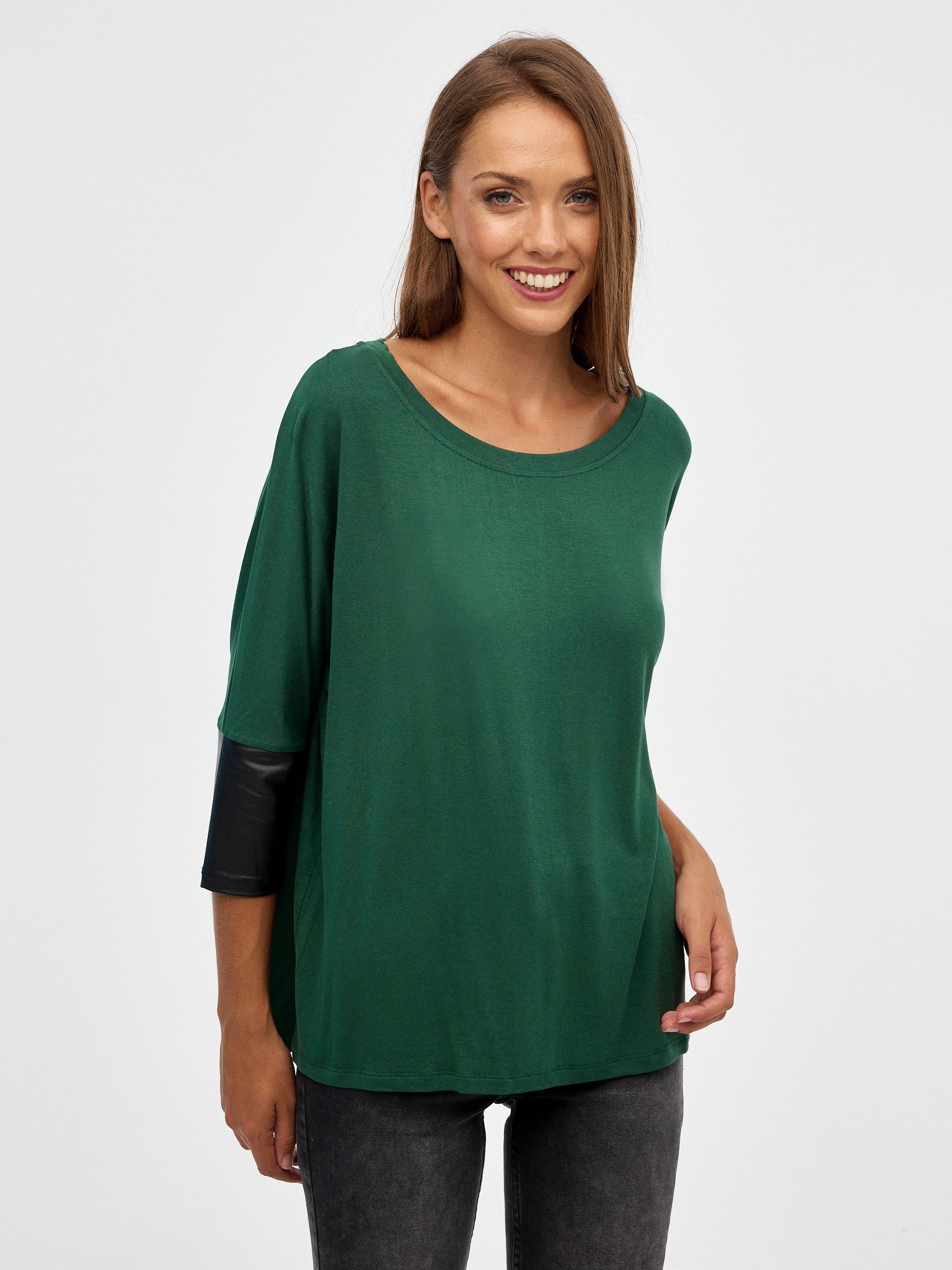 Camiseta regular de manga 3/4 y cuello redondo en varios colores con detalles efecto piel en las mangas INSIDE