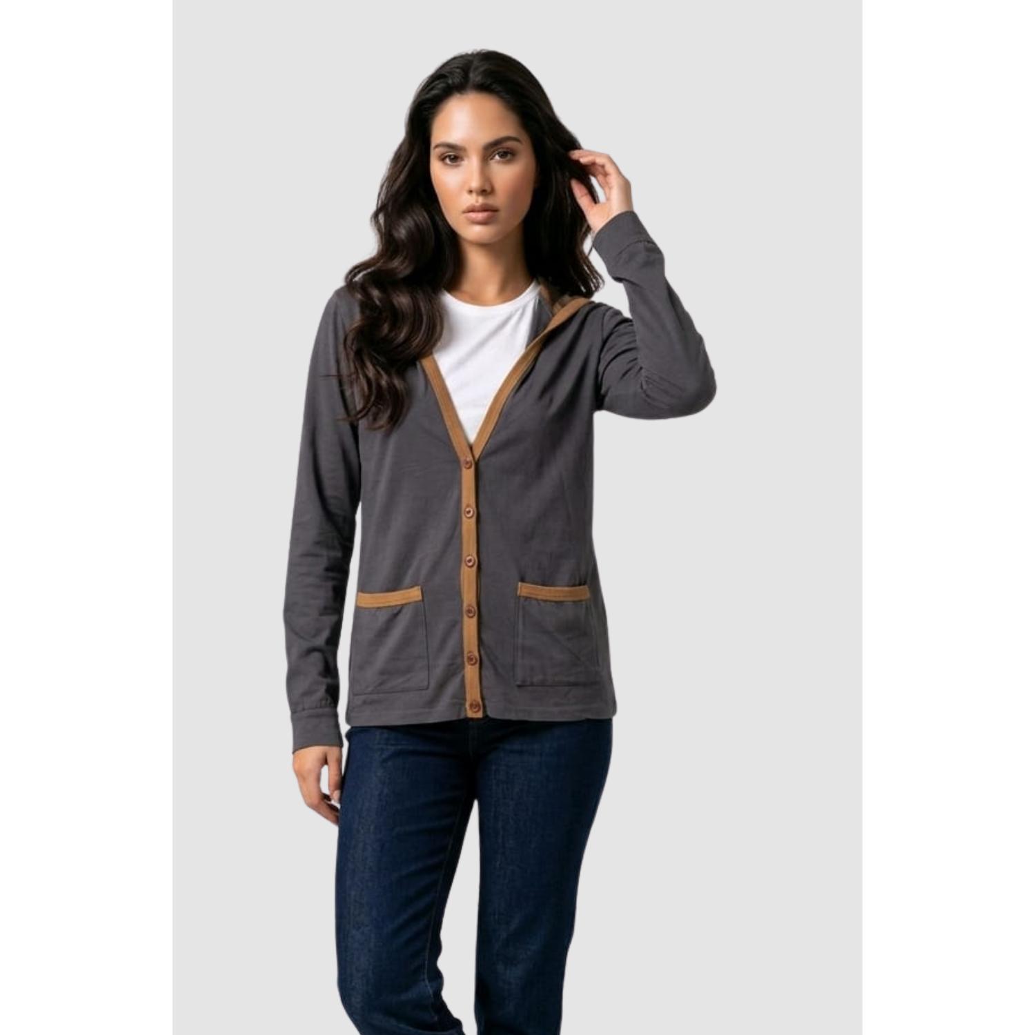 Chaqueta tipo sudadera de algodón con capucha, ribetes en contraste y cierre de botones. Cómoda, versátil y perfecta para looks casuales en Banbat.- REF: 68201