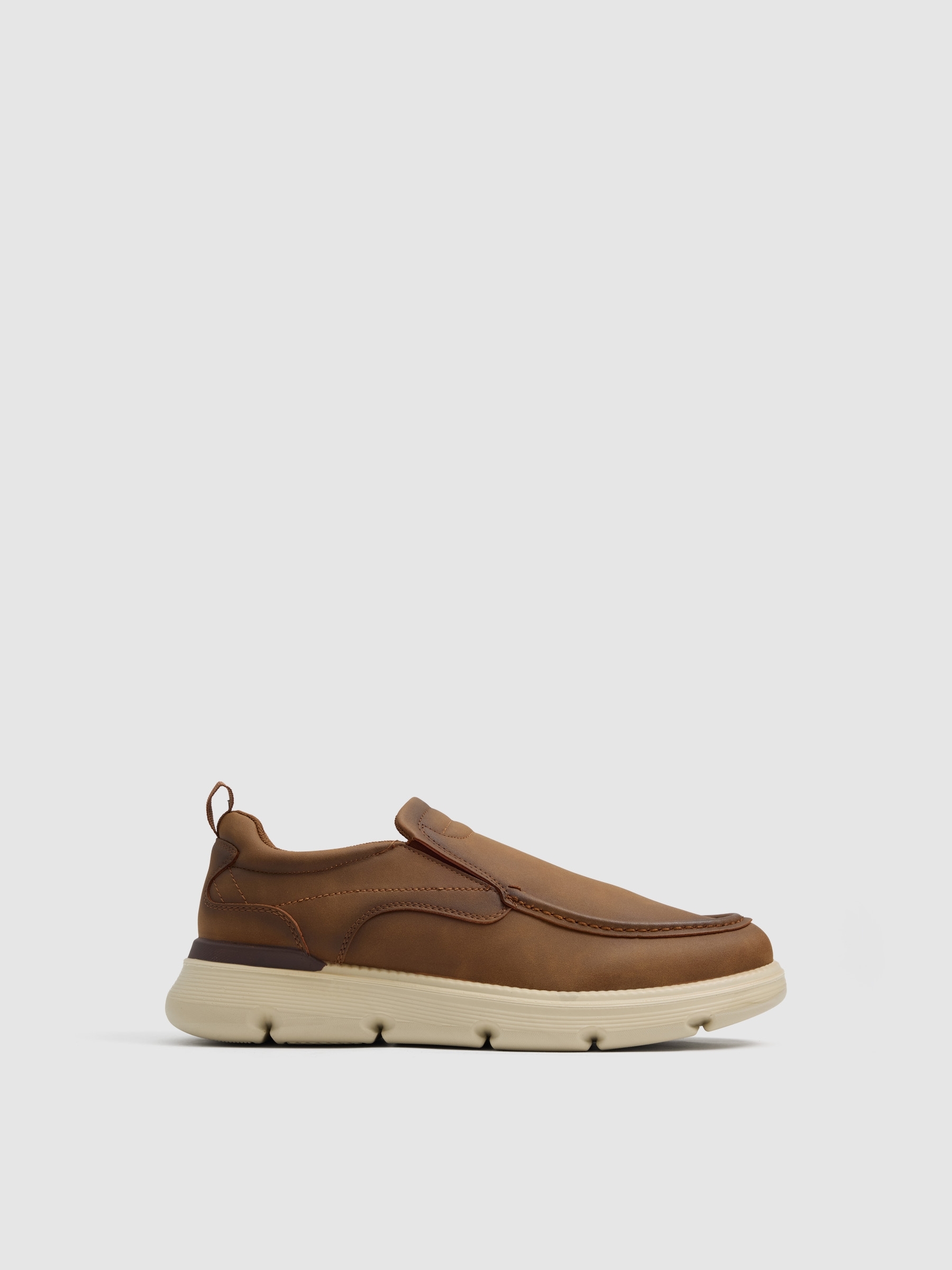 Zapato mocasín casual en efecto piel marrón, con suela de goma clara y detalles cosidos para diario ya INSIDE