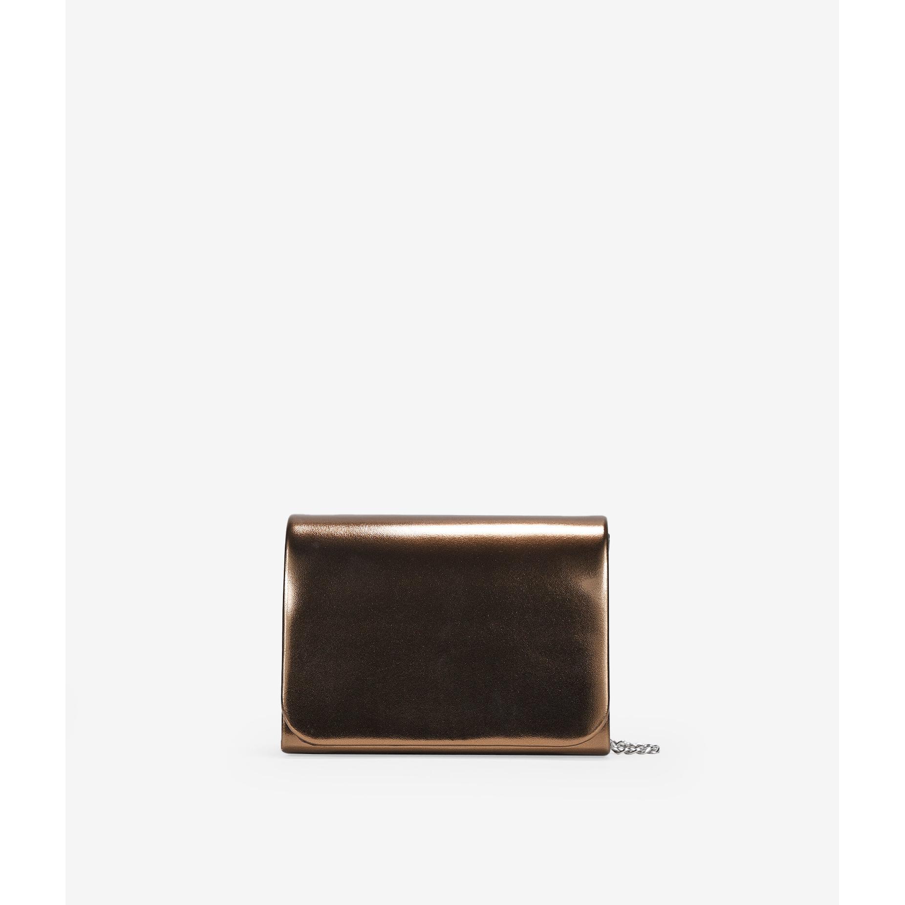Bosanova Bolso pequeño de fiesta en color metalizado con detalle de solapa lisa. Asa de cruzar de cadena extraíble. Cierre con imán en la solapa.