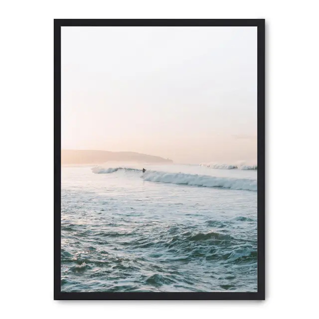 Lámina con marco negro SURFING 21x30 cm, Póster impreso en papel de primera calidad de 180gr, montado sobre marco de madera MDF acabado en negro., Naturaleza - Playa