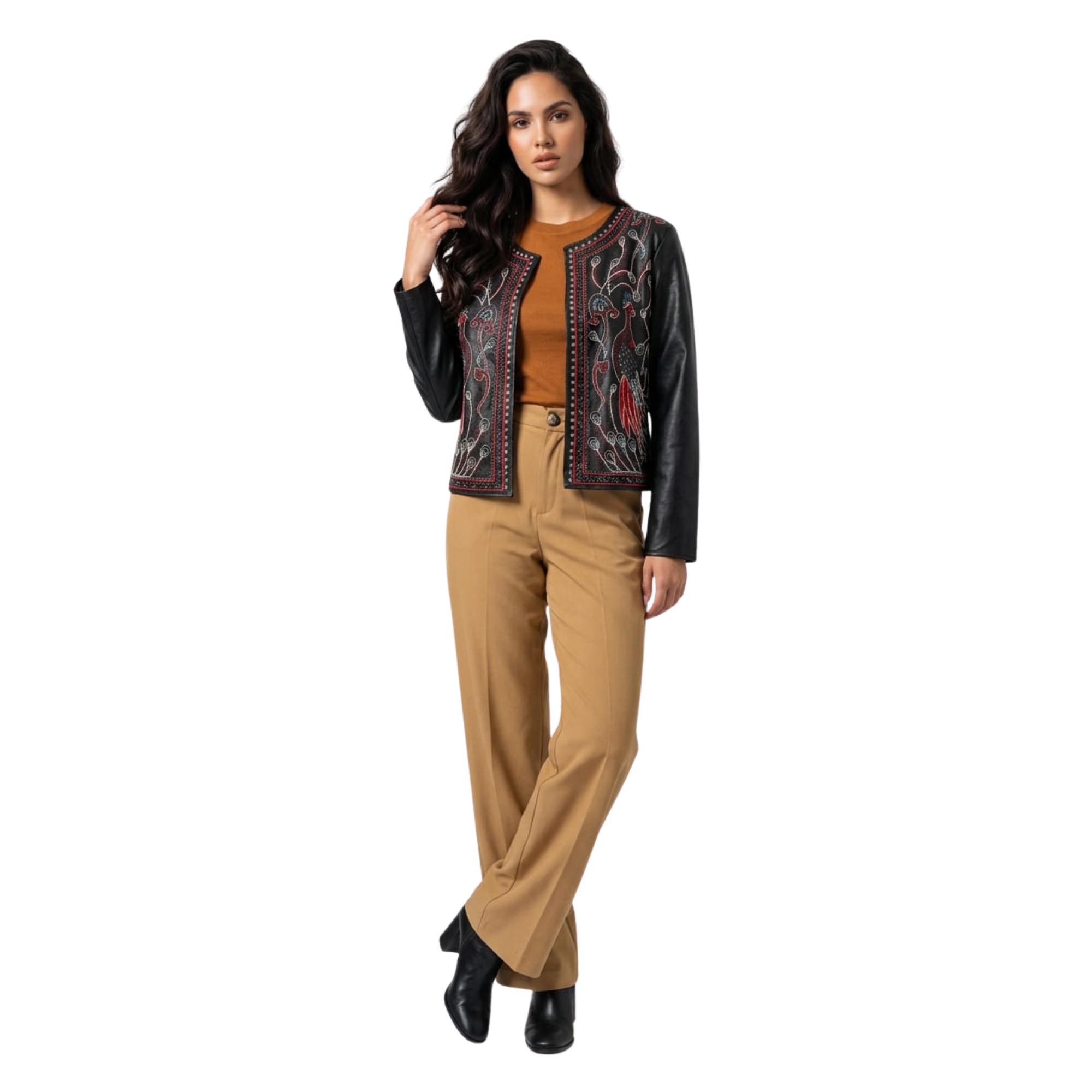 Chaqueta Marca BanBat sofisticada para mujer en poliéster con efecto piel, cuello redondo y cierre oculto, destacada por su bordado de pavo real y toque contemporáneo con tachas- REF: B982