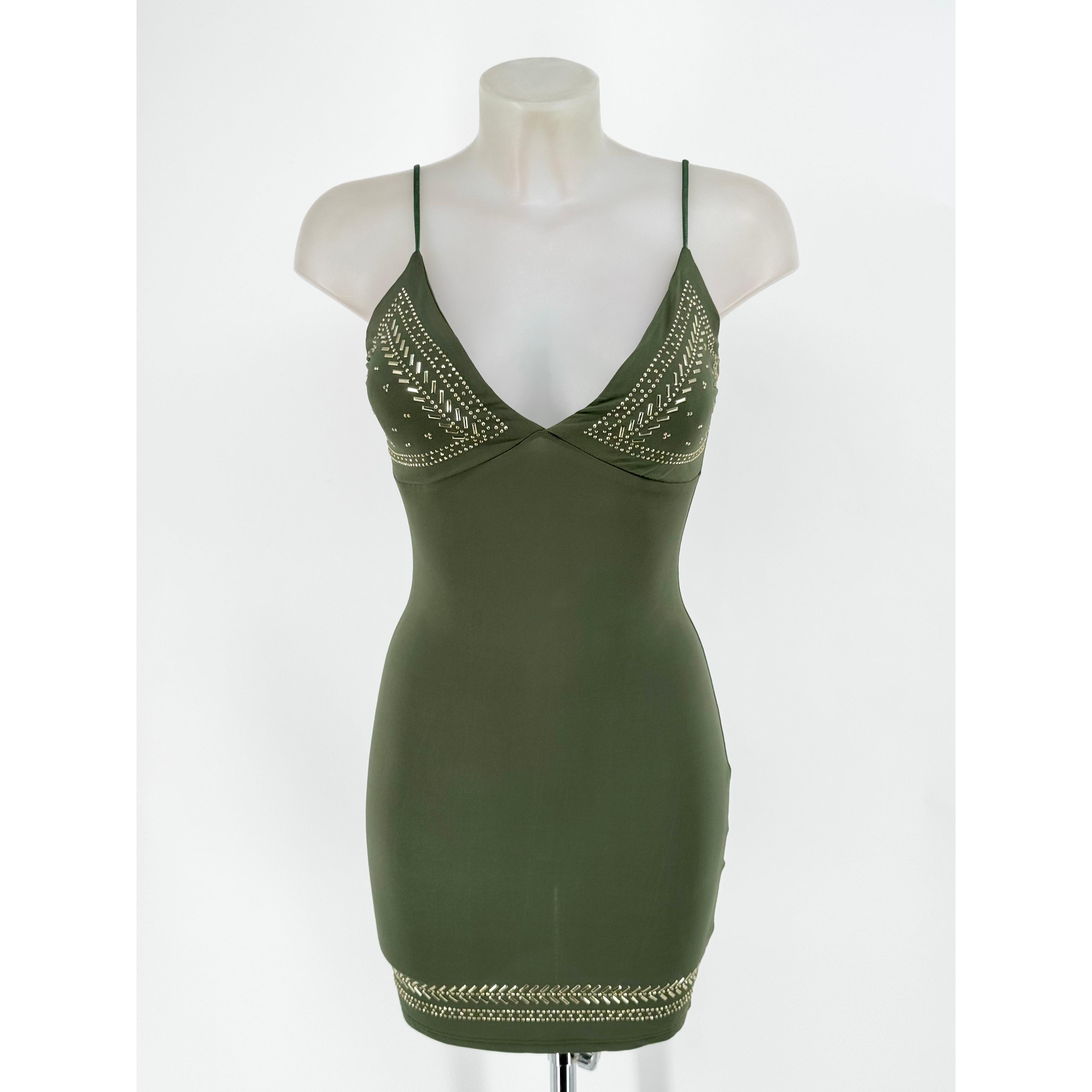 Vestido Mini TACT Ajustado con Tachuelas Doradas: Estilo Boho Chic Elegante. Talla Única (34-38). Tejido Elástico, Escote V, Tirantes Finos. ¡Perfecto para Cóctel o Fiesta! Disponible en Varios Colores.