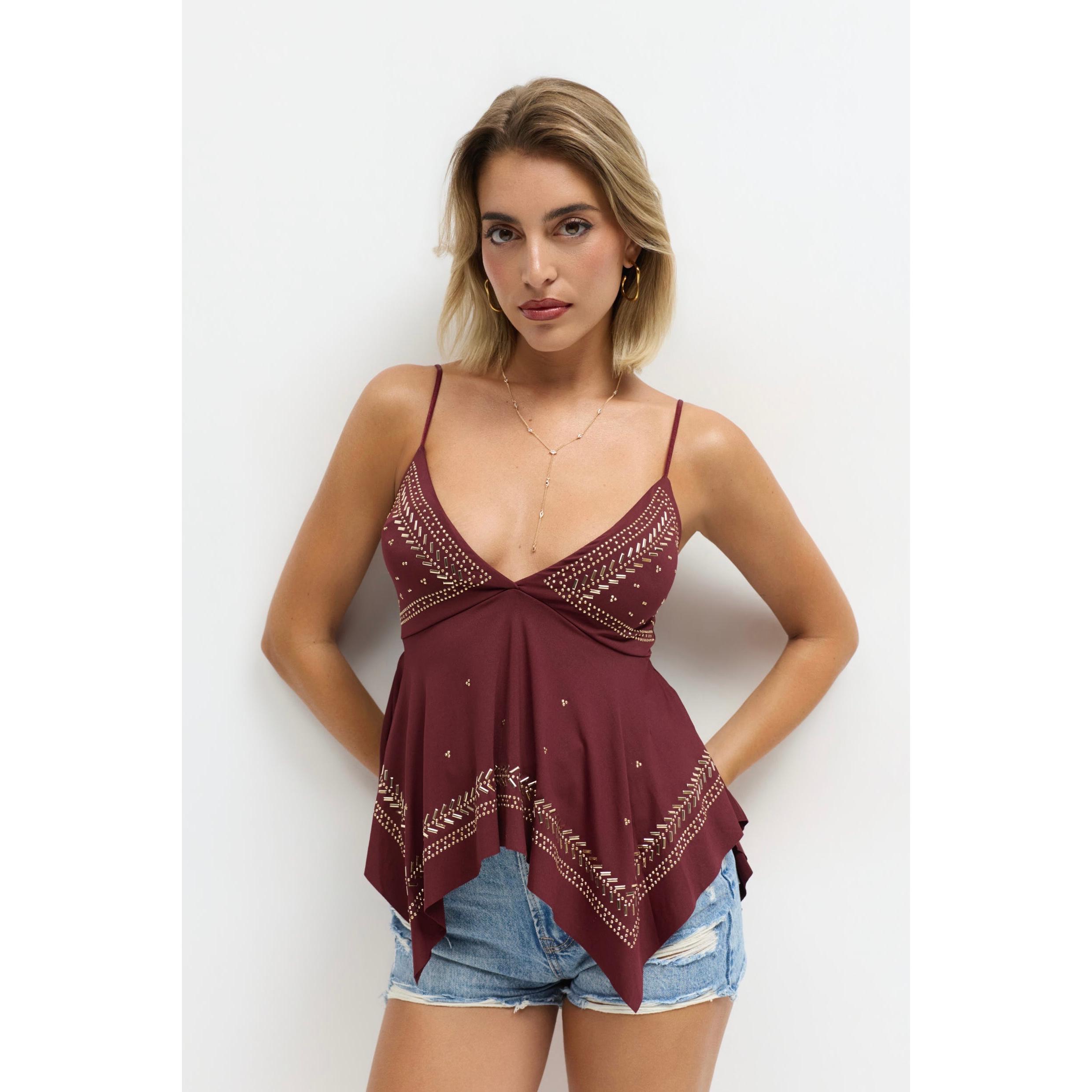 Top de tirantes para mujer con escote en pico pronunciado, tirantes finos regulables, elegante bajo asimétrico en picos y llamativos detalles de tachuelas y apliques metálicos dorados. Disponible en varios colores ideales para un look casual, boho o fiest