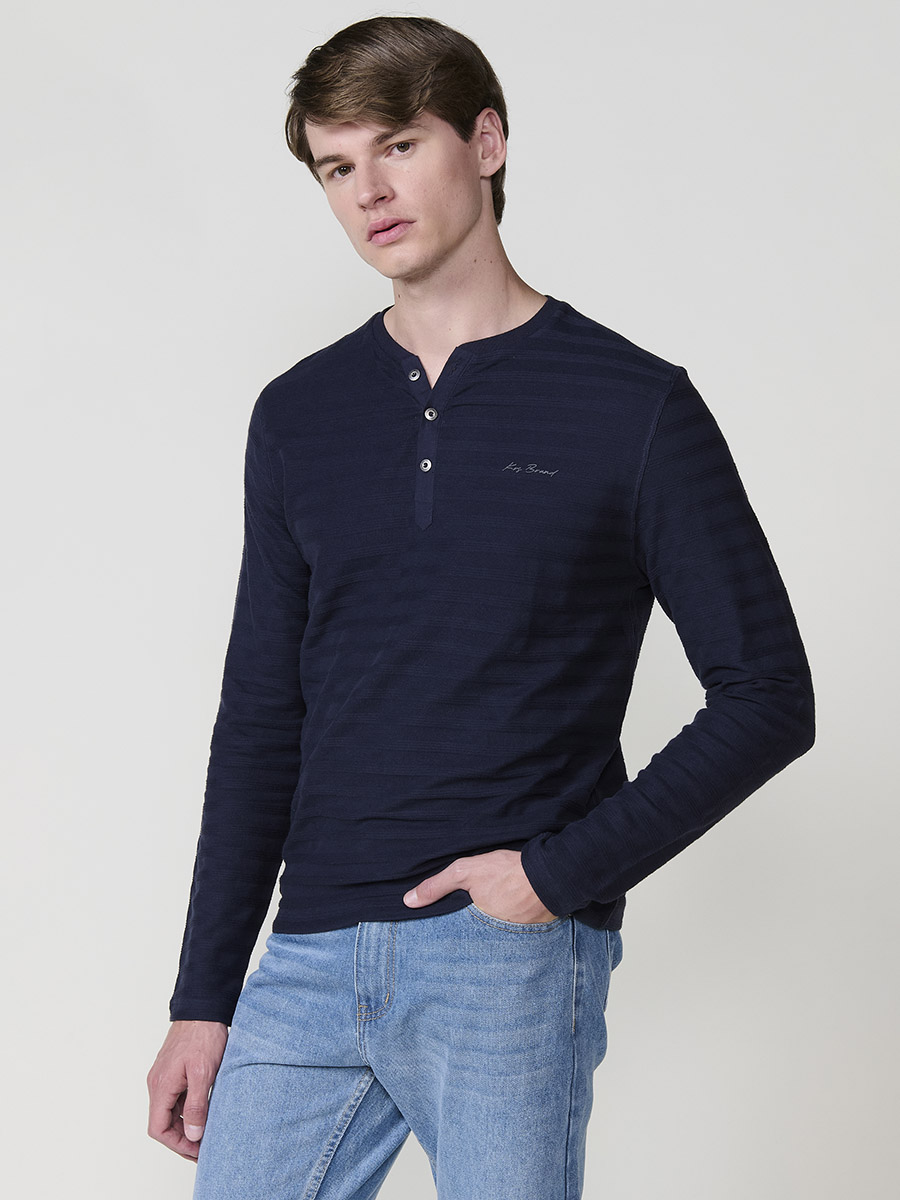 Koroshi - Camiseta hombre manga larga de algodón 100 % con cuello redondo y abertura estilo henley, estampado frontal color índigo para uso casual o capa bajo sobrecamisa