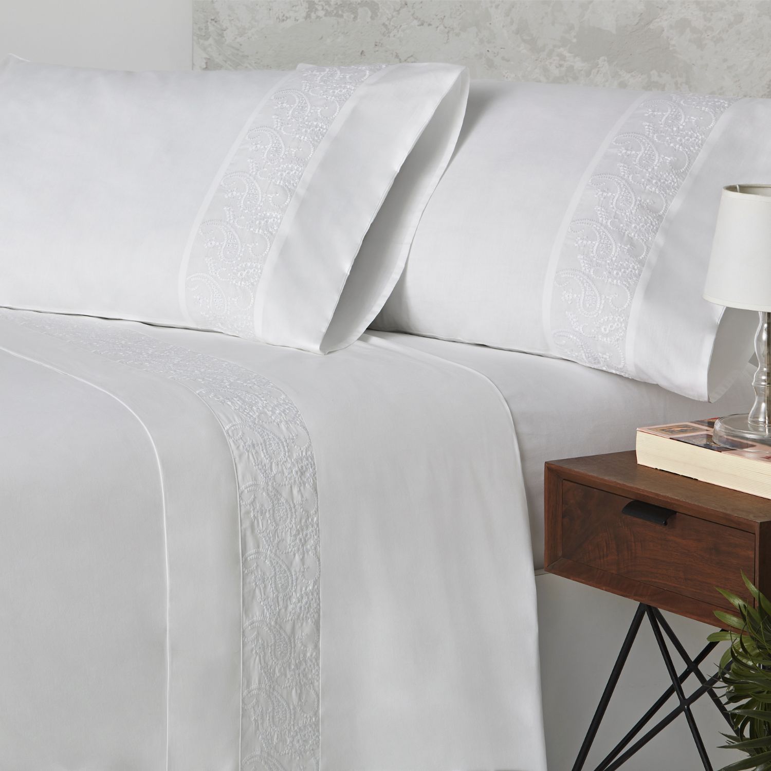 Sábanas bordadas algodón percal 200 hilos Diseño 402. BURRITO BLANCO. Incluye sábana encimera, bajera y 1/2 fundas de almohadas. Diseño clásico.Disponible en color  blanco. 100% Algodón. Tamaños 90, 105, 135, 150, 160 , 180 y 200cm