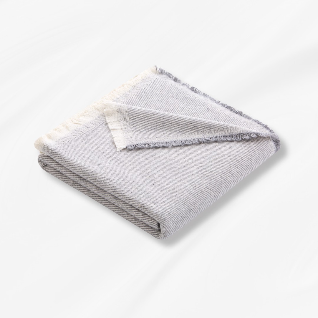 Colcha multiusos para sofá y cama SARGA. Manta foulard cómoda y práctica. Medida 120x180 cm, de Lanovenanube