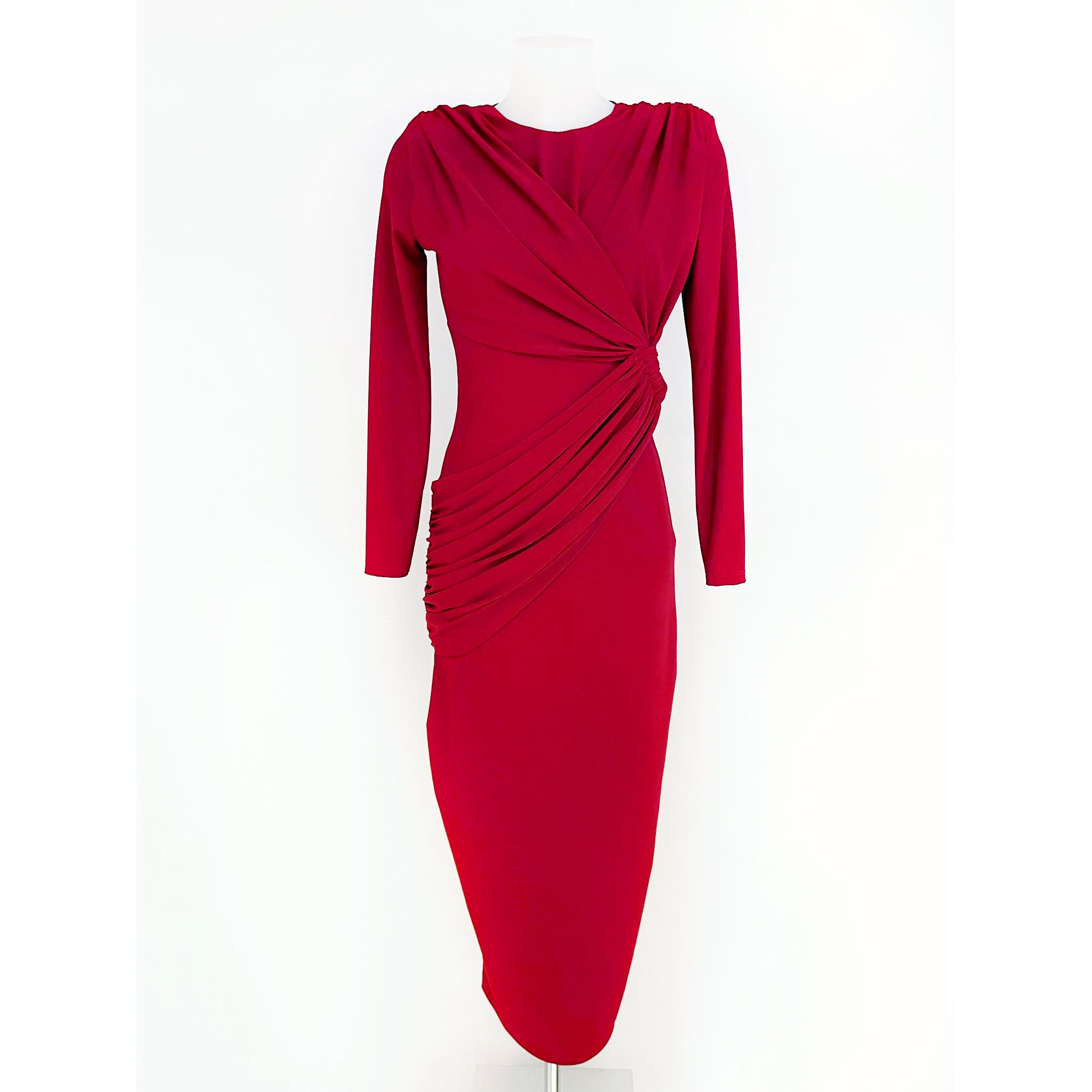 Descubre el vestido largo de fiesta perfecto para invitadas. Confeccionado en tejido crep fluido, destaca por sus sofisticados drapeados en cintura y pecho, manga larga, elegante escote barco y abertura trasera. Talla única (abarca de la 34 a la 42).