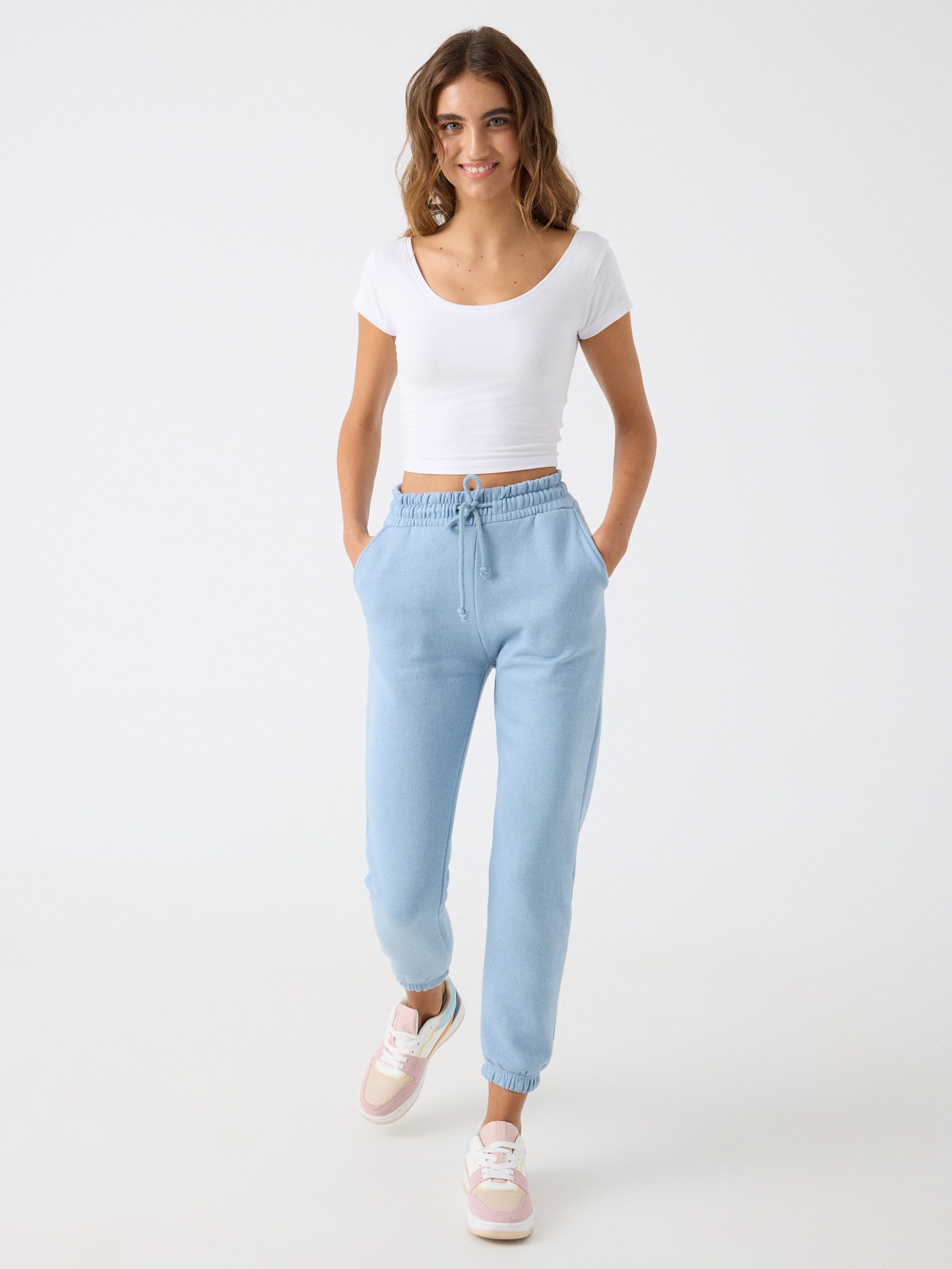 Pantalón jogger básico de felpa con bolsillos al bies y bajo con puños elásticos INSIDE