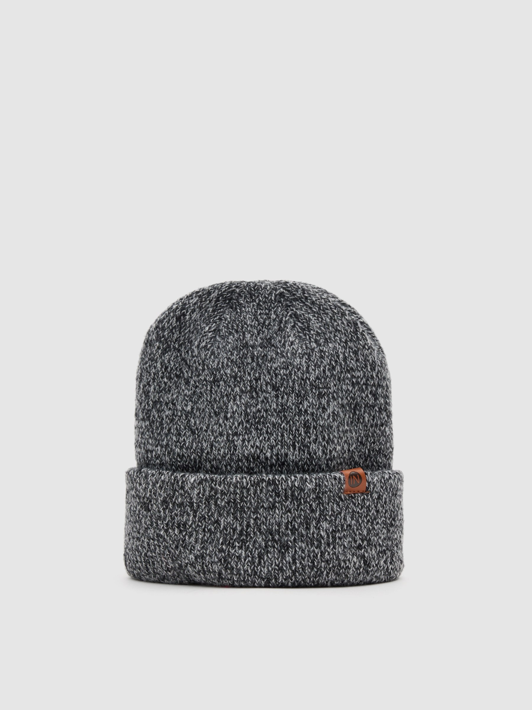 Gorro de punto gris, básico y versátil, ideal para looks casuales INSIDE