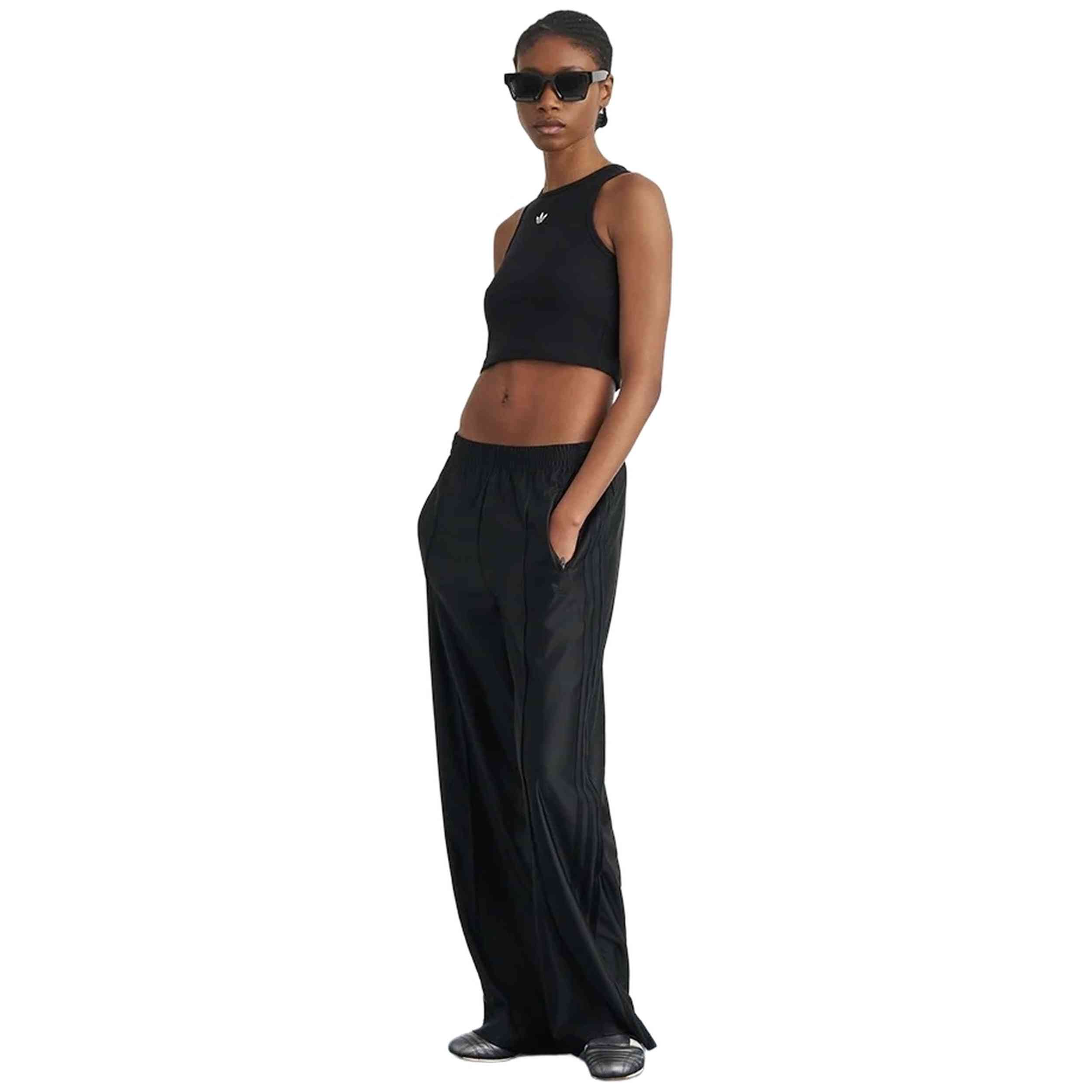 Top Adidas modelo Essentials para Mujer en color Negro