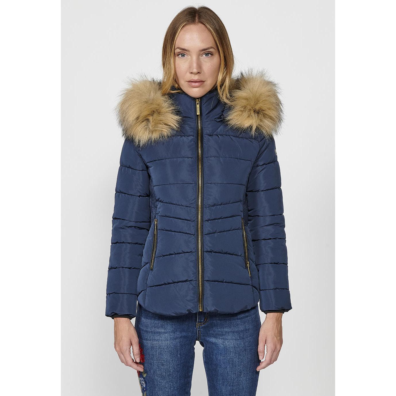 Koroshi - Chaqueta acolchada para mujer con capucha de pelo sintético, acolchado 100% poliéster térmico y cierre frontal de cremallera – Koroshi 2422JA51