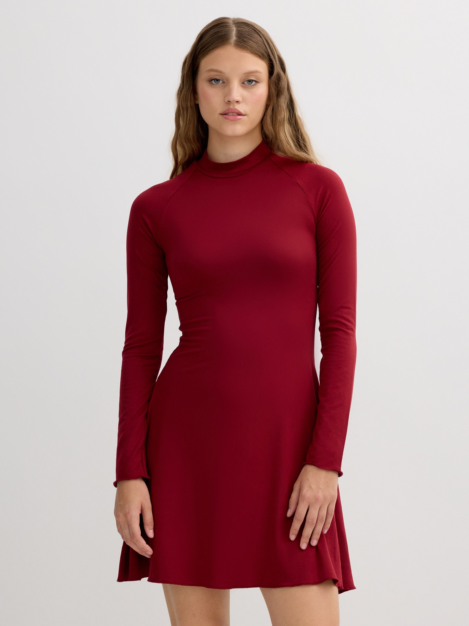Vestido mini manga larga, cuello perkins, estampado liso, tejido de punto con elastano para comodidad INSIDE