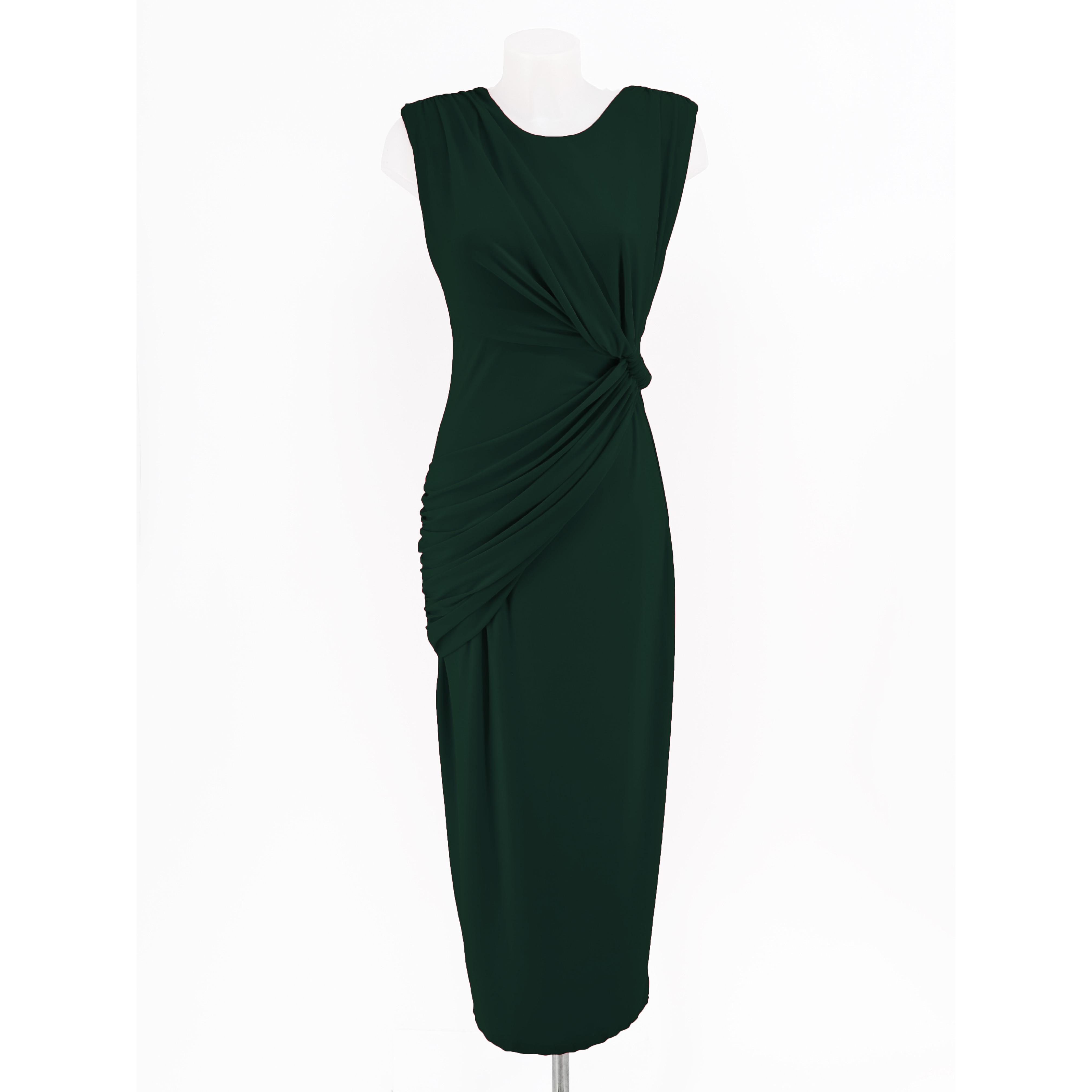 Vestido corte midi escote redondo sin mangas. Con fruncido lateral y drapeado, lleva hombreras. Abertura en la parte trasera de la falda.