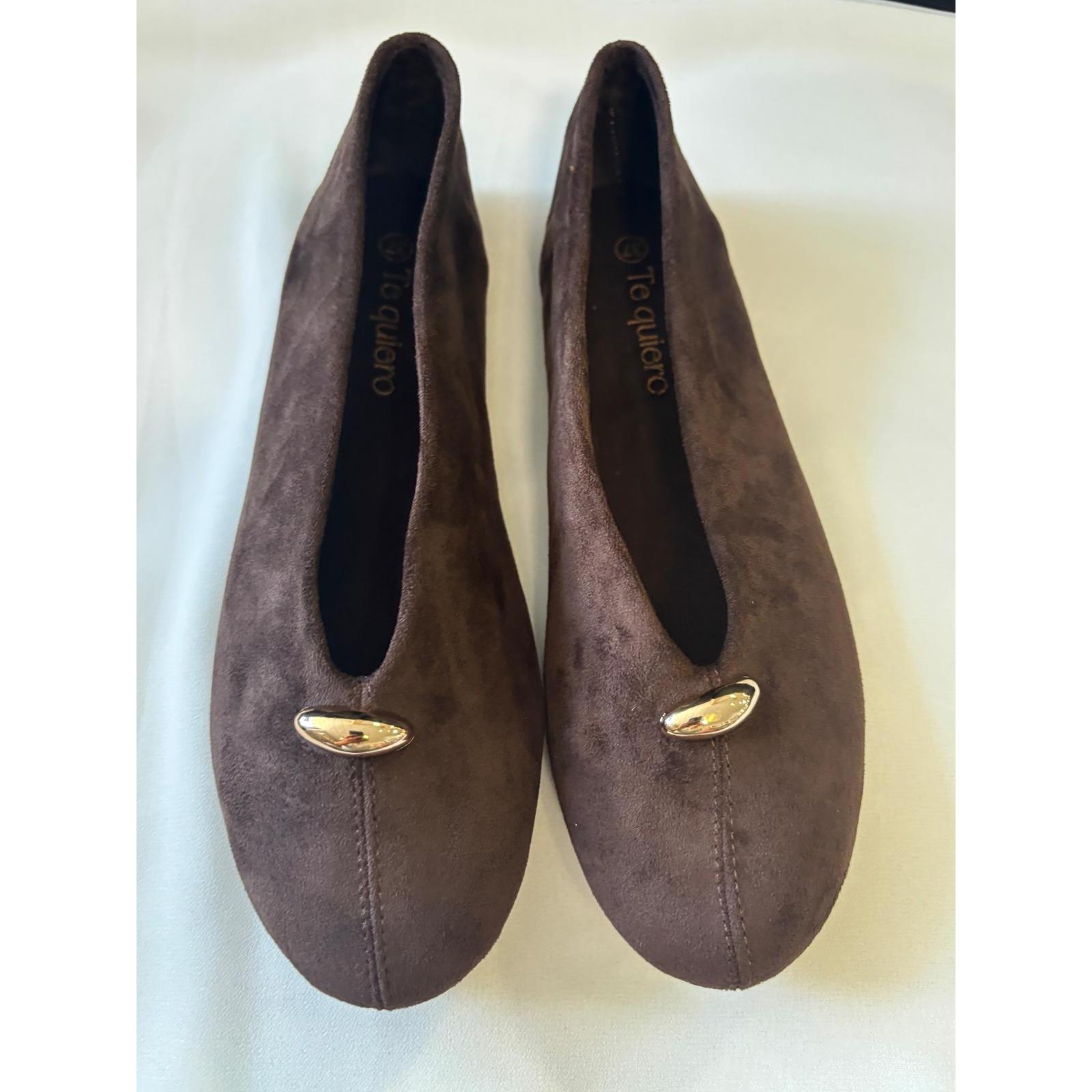 Bailarinas planas de mujer efecto ante color marrón con detalle metálico – Cómodas y elegantes