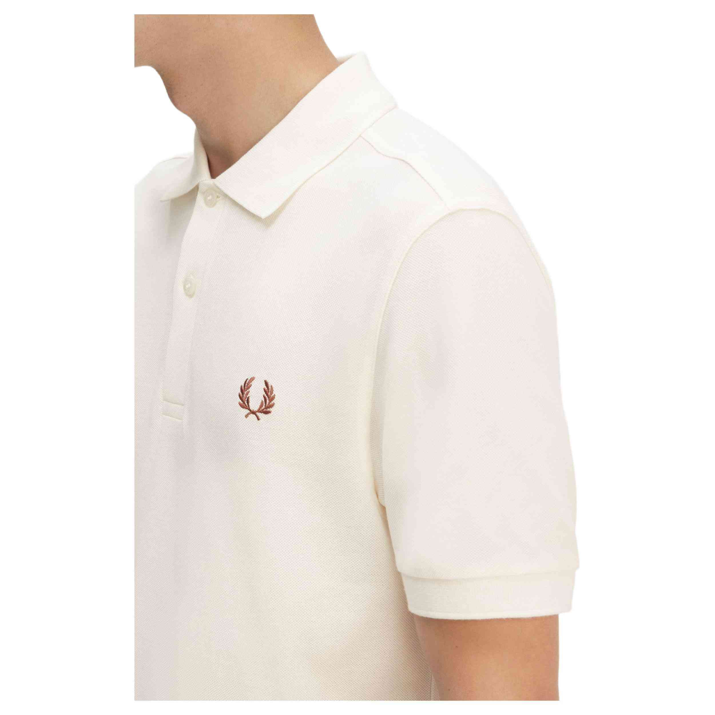 Fred Perry modelo M6000-Y45 en color Crudo
