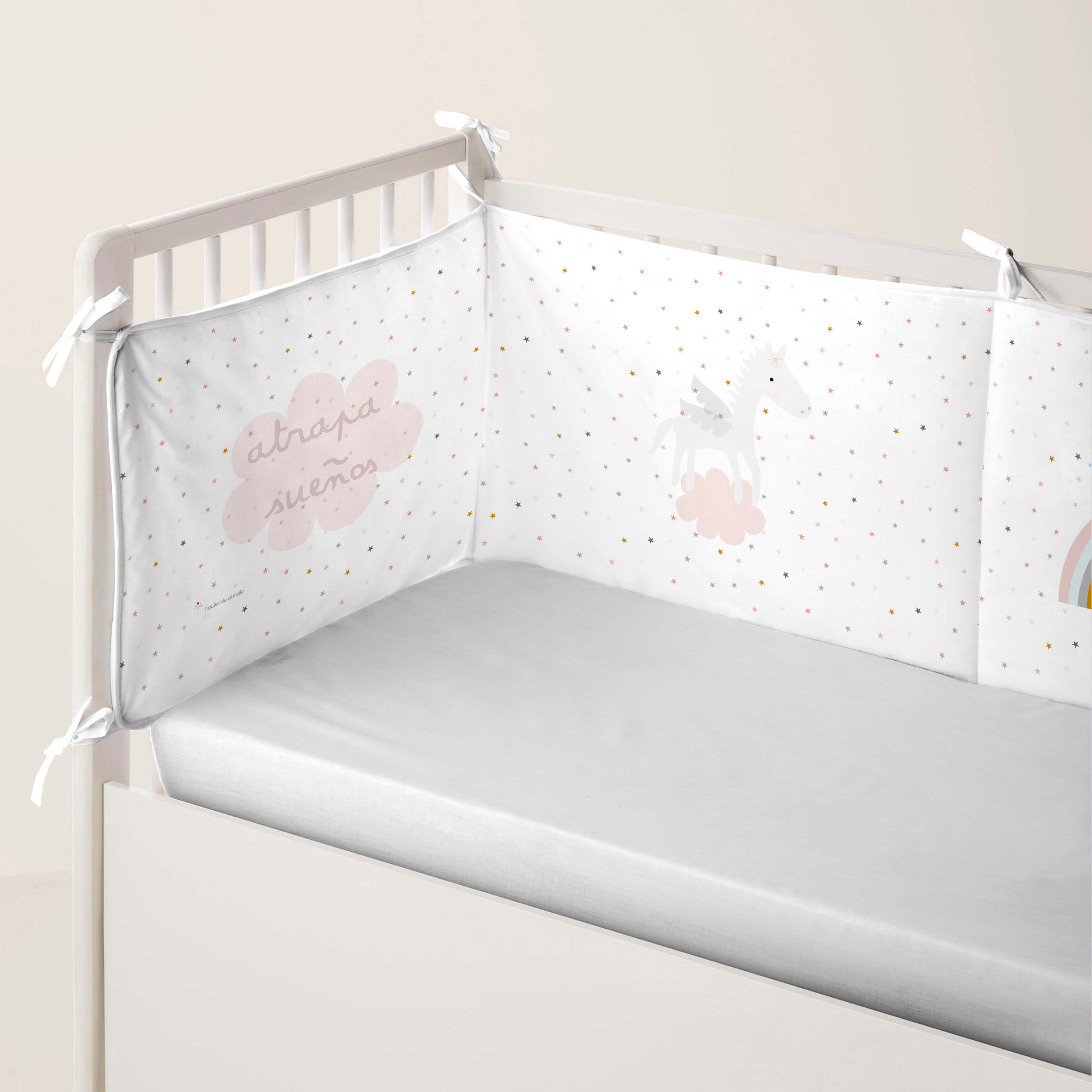 HACIENDO EL INDIO - Protector de Cuna Chichonera 100% Algodón - Protector Acolchado Antigolpes con Cintas de Sujeción - Medida 60x60x60+40 cm - 32 Modelos - Fabricado en España