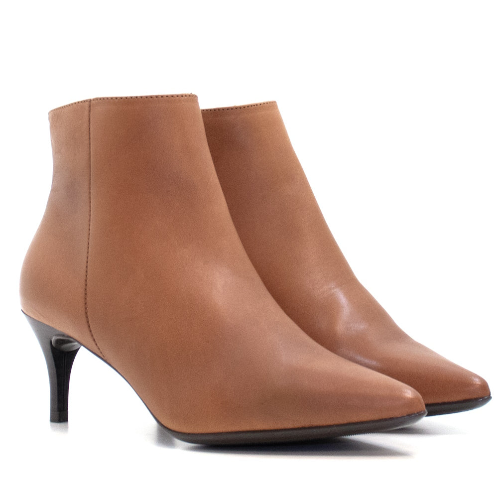 Botín Mujer Elodie CA-559 Marrón: Elegancia Española en Piel Coy, Tacón 55mm y Suela Antideslizante para Estilo y Confort