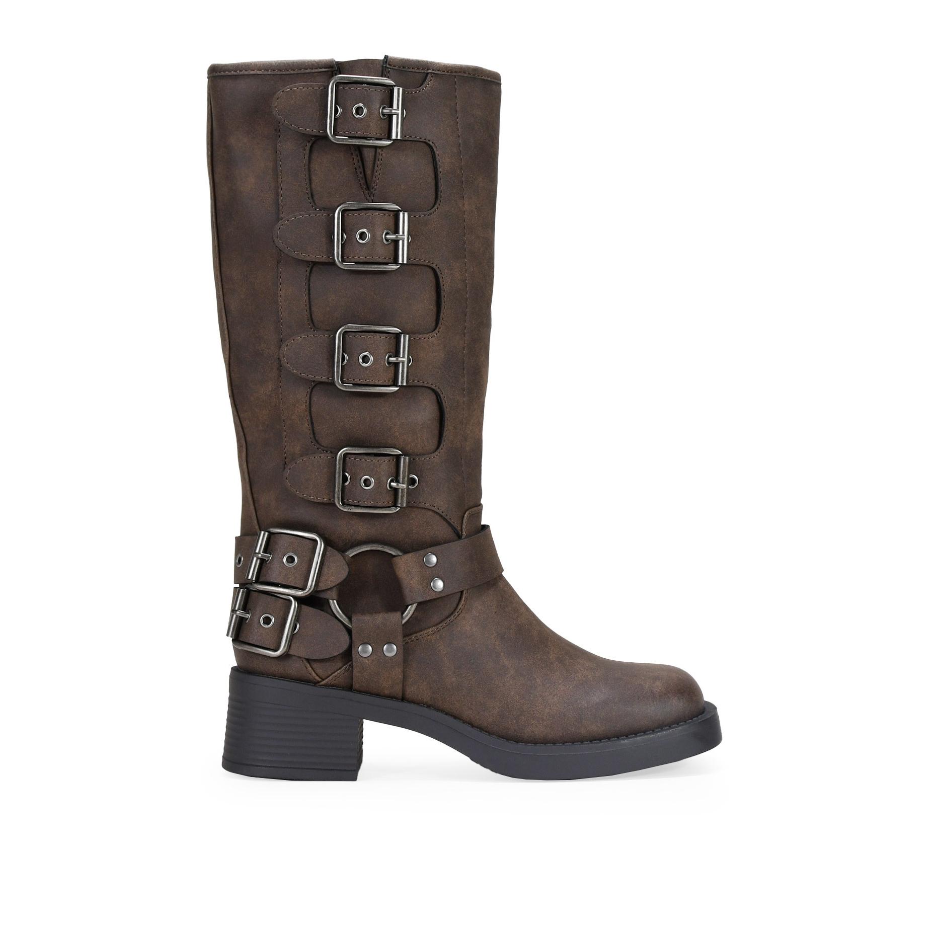 Bosanova Botas altas confeccionadas con detalle de argolla metálica y hebillas decorativas en la caña y suela plana con ligero tacón de 4.7 cm Sin cierre.