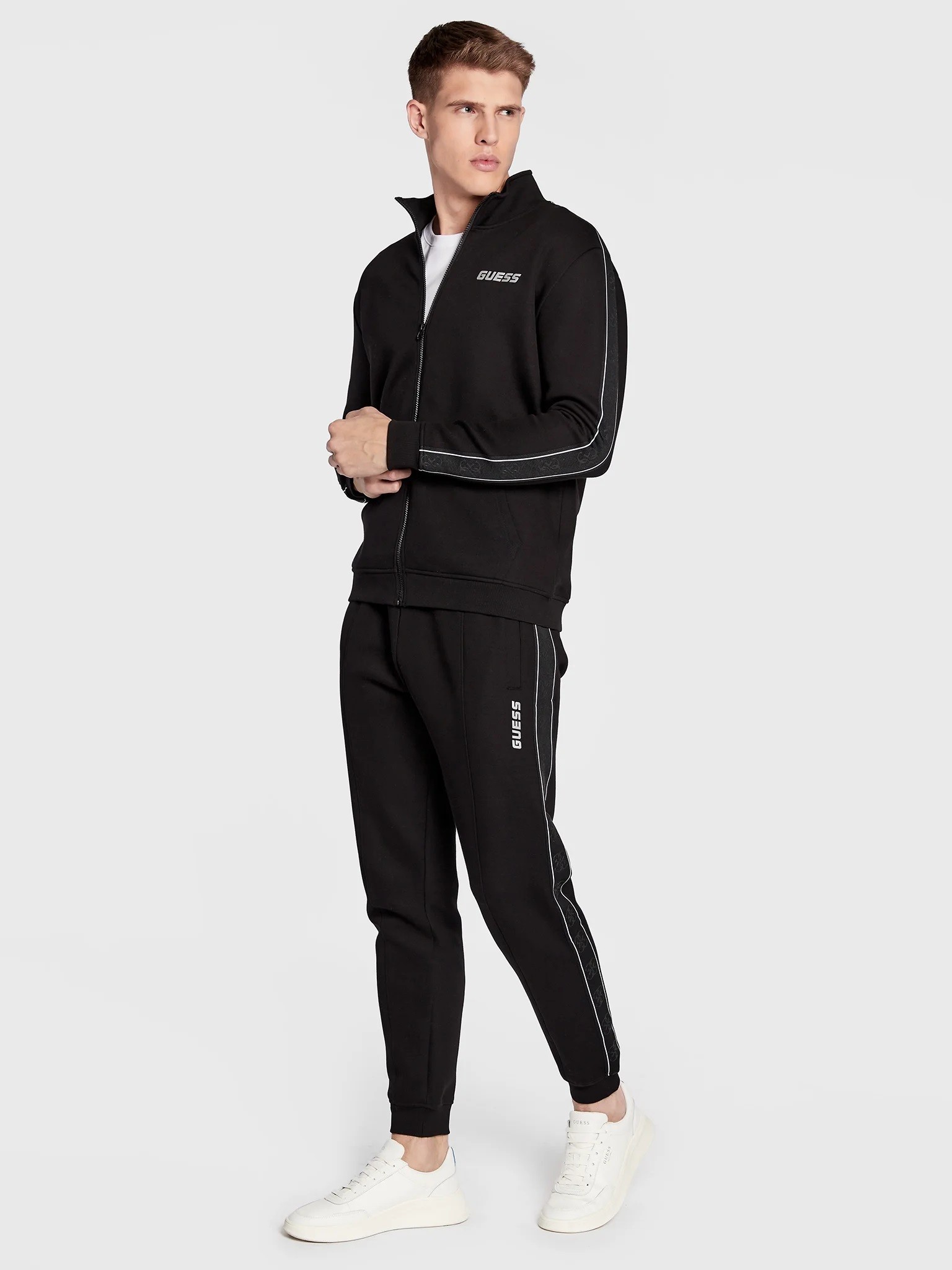 PANTALON DEPORTIVOS GUESS NEGRO LOGO REFLECTANTE