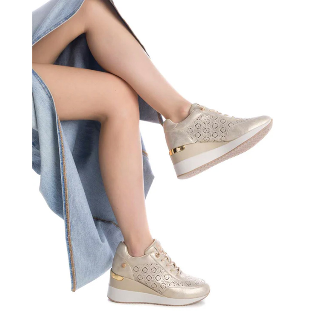 Shoes Zapatillas Deportivas marca Xti para mujer en color metalizado