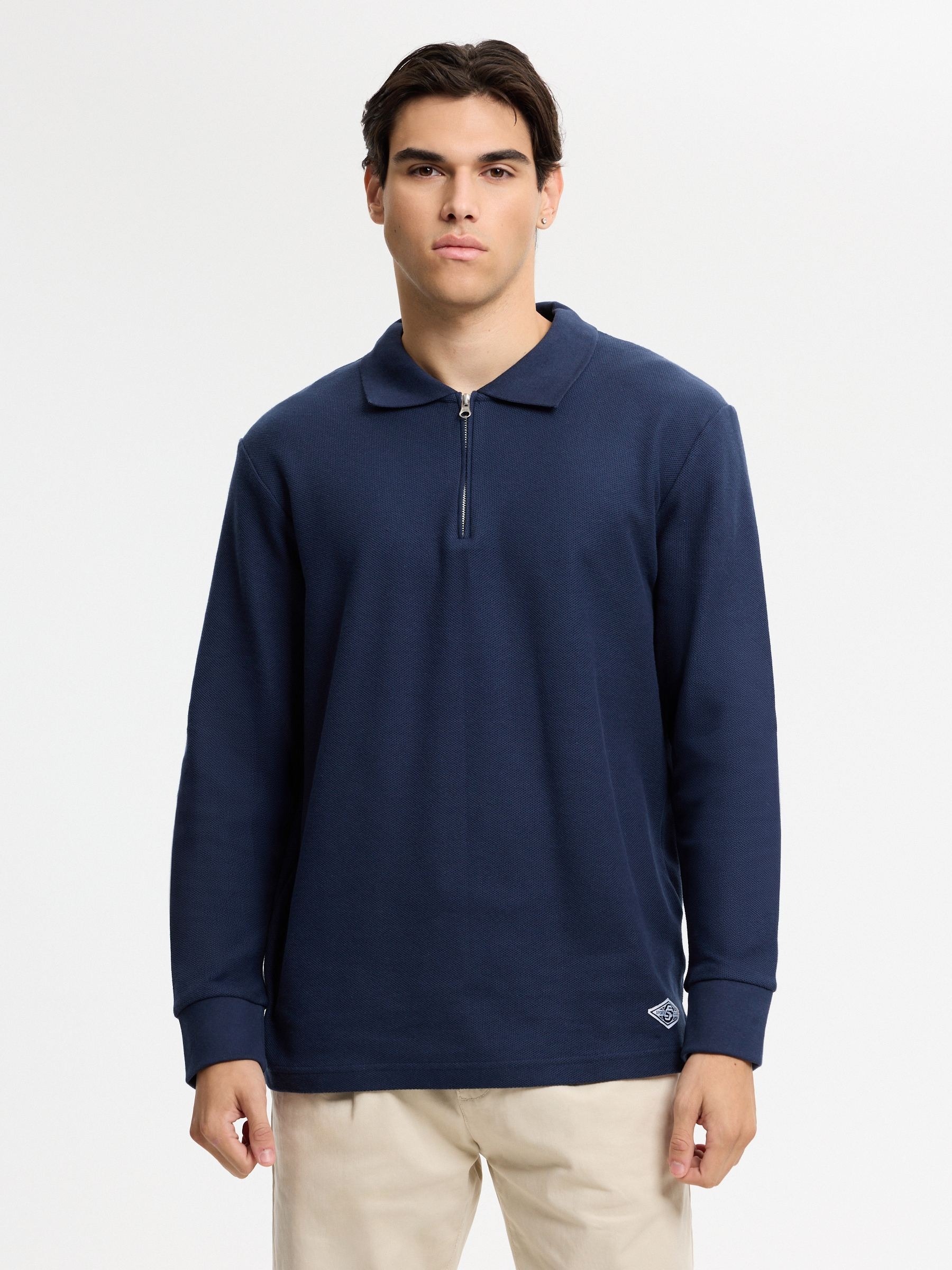 Polo liso oversize de manga larga, cuello clásico, tejido suave y cierre de botones INSIDE