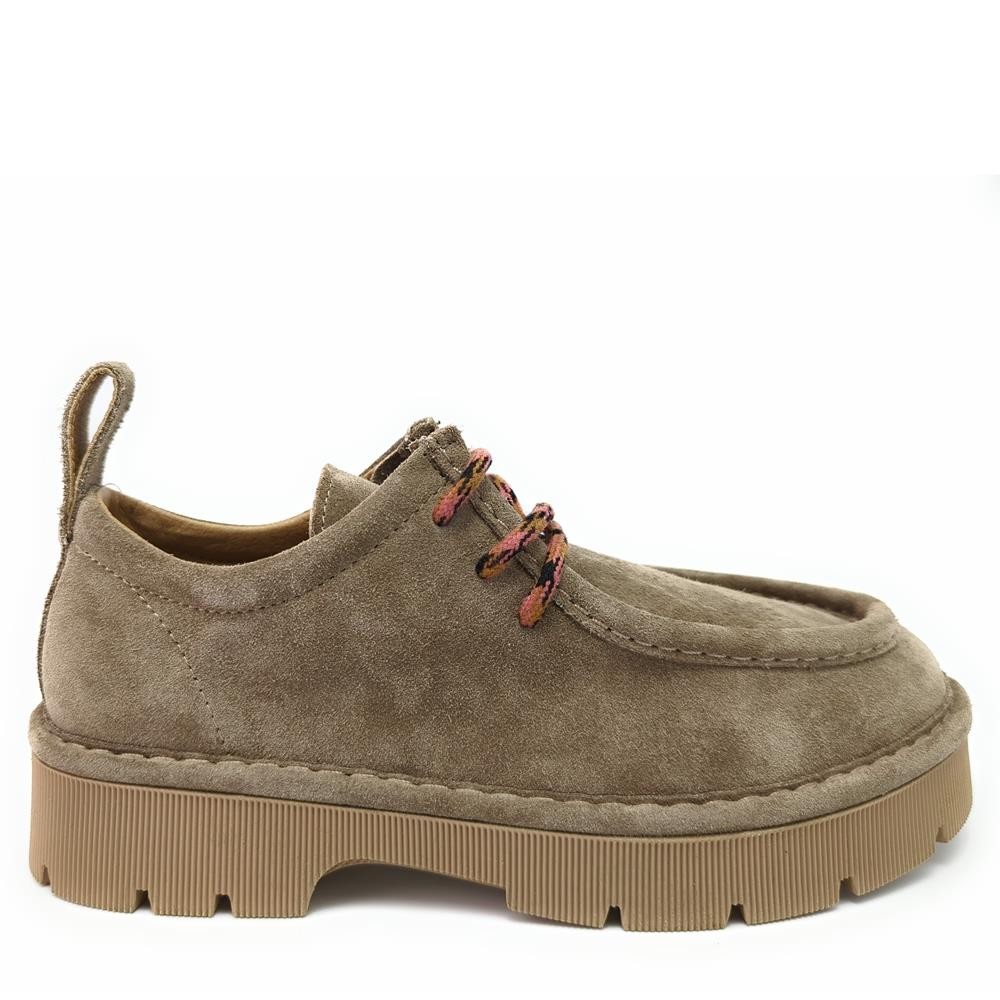 Cómoda  Cómodo blucher italiano estilo wallabee de Panchic línea P99 nubuck beig y cordones gruesos. Cómodo piso ligero con plataforma flexible. Altura Tacón bajo (1-3 cm) Referencia P99W006-0089D03