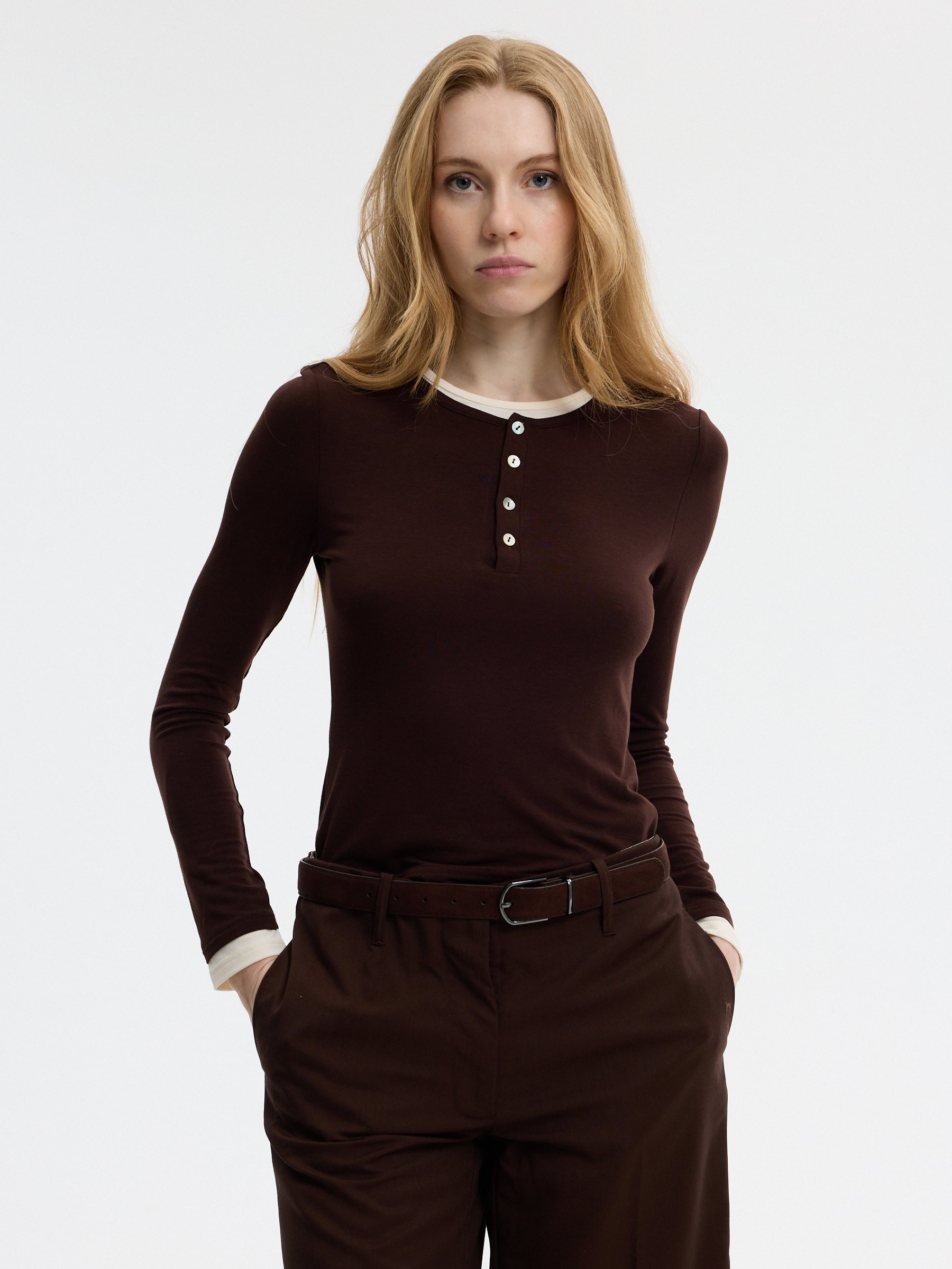 Camiseta slim de manga larga en punto elástico, estampado liso, cuello pico y botones en contraste fino Envío y devolución gratuita en tienda INSIDE