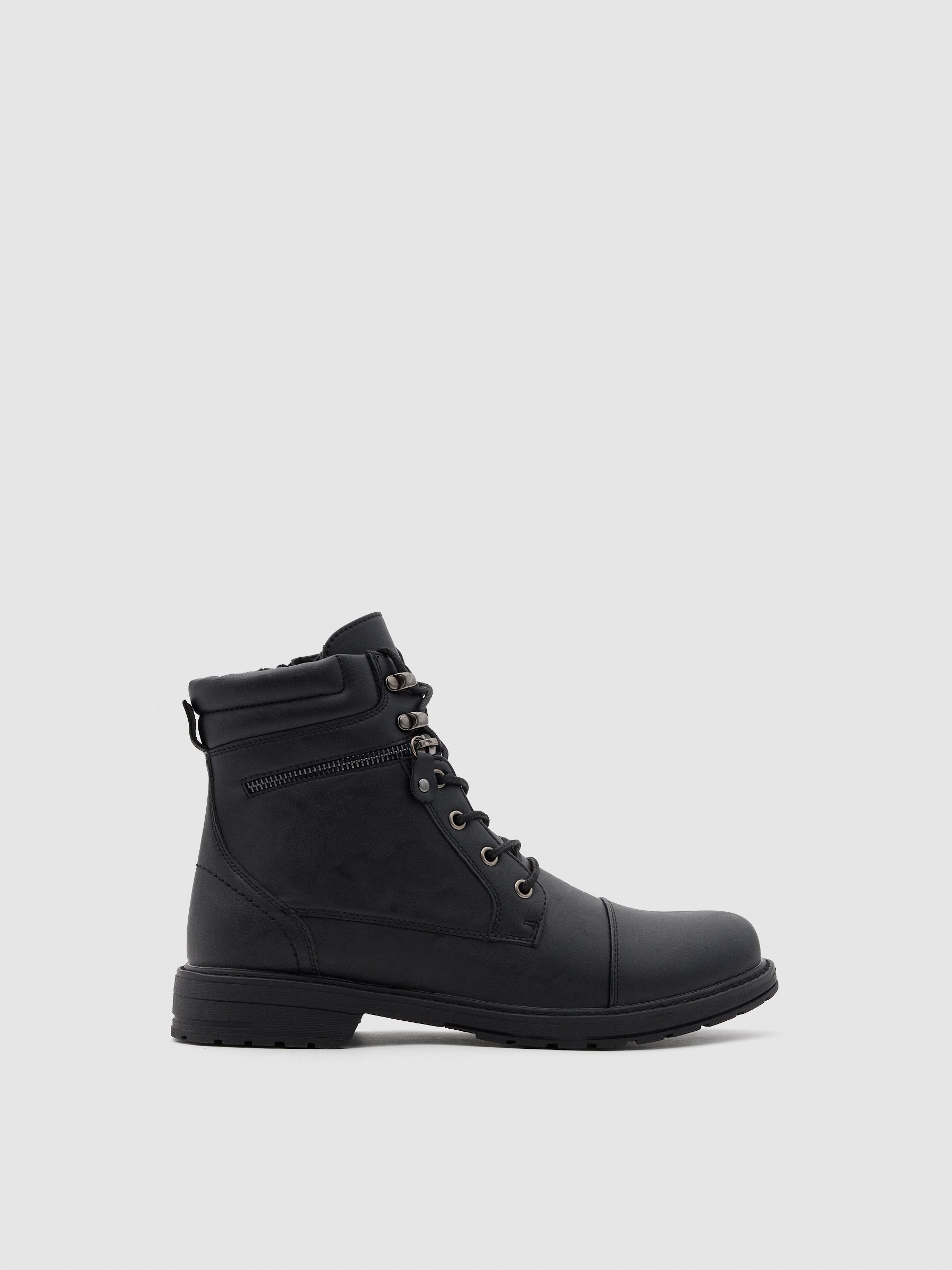 Bota militar, confeccionada en tejido de efecto piel, color negro, cierre mediante cordones, detalle de cremallera INSIDE