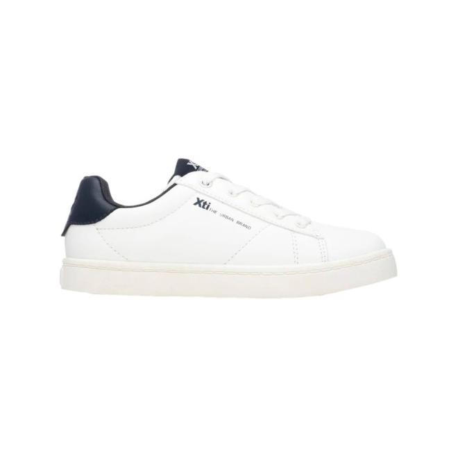 Zapatilla Deportiva Casual Niño Blanca con Certificación Vegana PETA, Diseño Atemporal y Doble Sistema de Cierre, Xti Kids 153025. Elegancia Urbana y Estilo Impecable para Toda Ocasión con Material Si