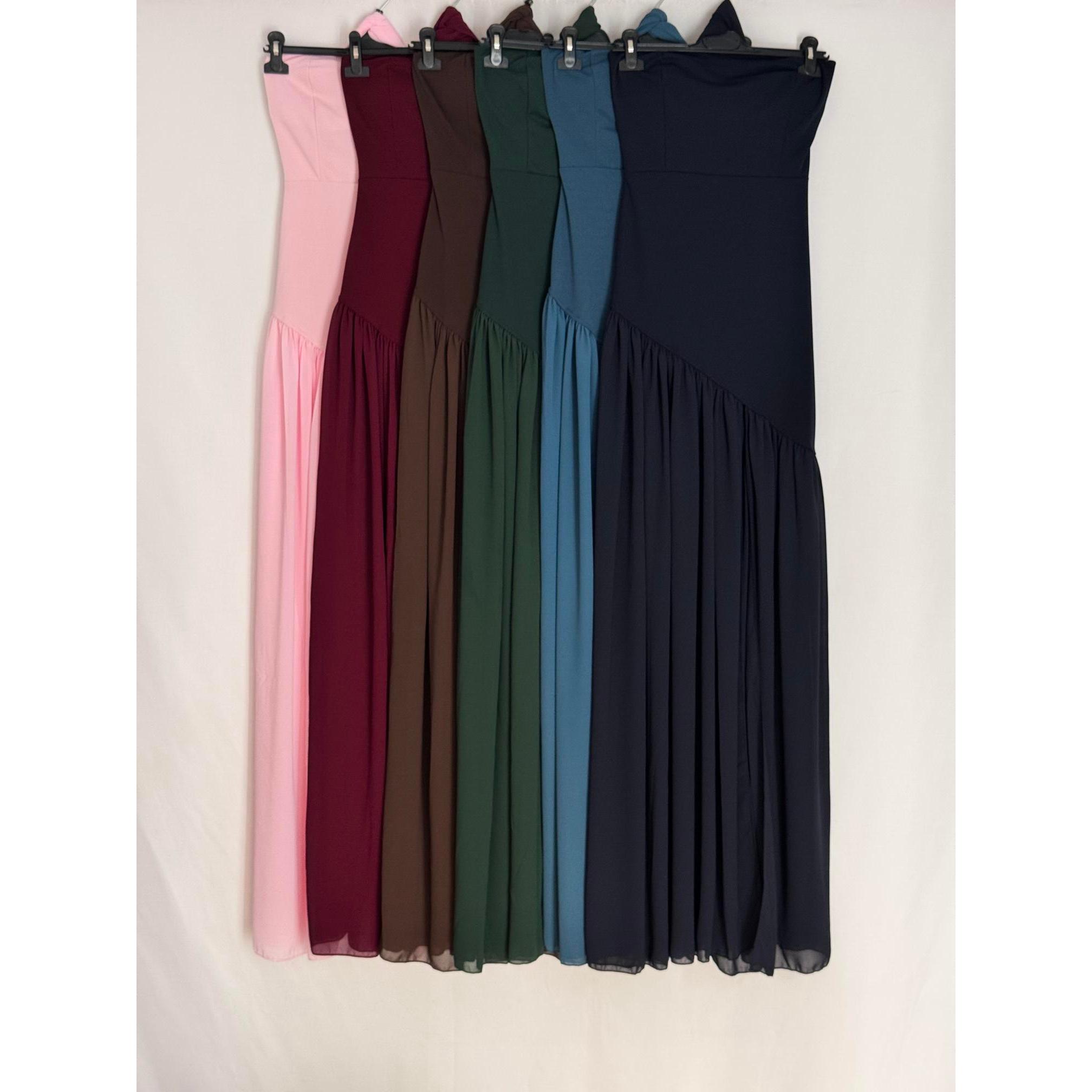 Vestido largo elegante para mujer en tejido scuba con capa fluida y diseño palabra de honor. Disponible en varios colores. Ideal para bodas, fiestas y eventos especiales.