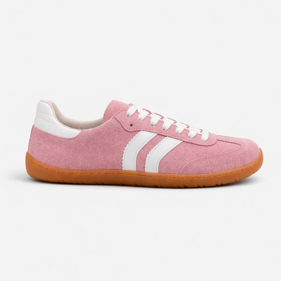 Coqueflex TRACK BABY PINK 4415 es una zapatilla barefoot ligera y flexible con diseño minimalista en rosa suave. Con zero drop, puntera amplia y suela fina, ofrece comodidad y movimiento natural para el día a día.