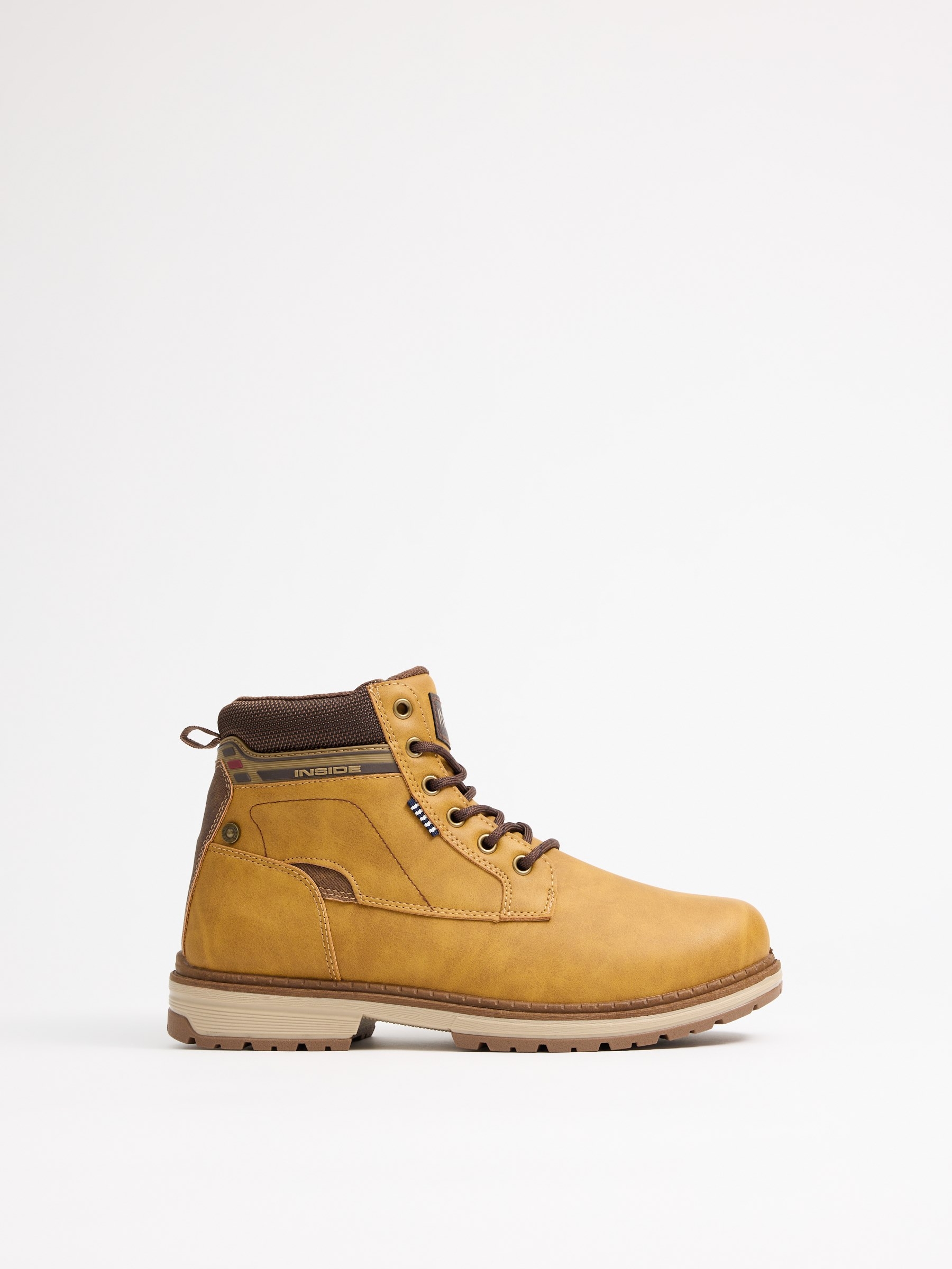 Bota de montaña clásica, confeccionada en tejido de polipiel, color mostaza, cierre mediante cordones INSIDE