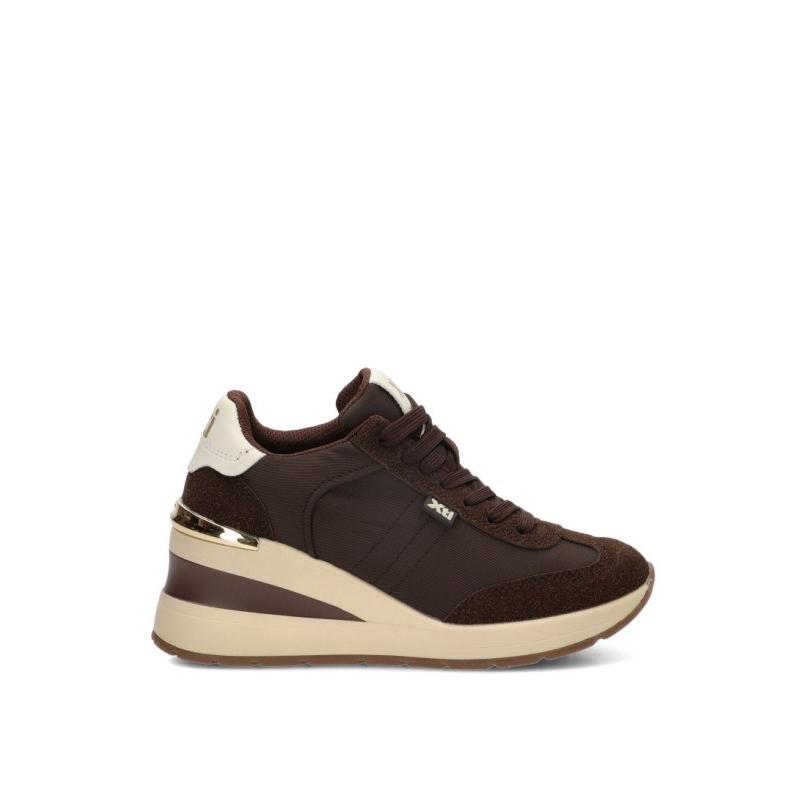Zapatillas Casual Xti - Mujer - Cuña Alta - Modelo 146365 - Color Marron