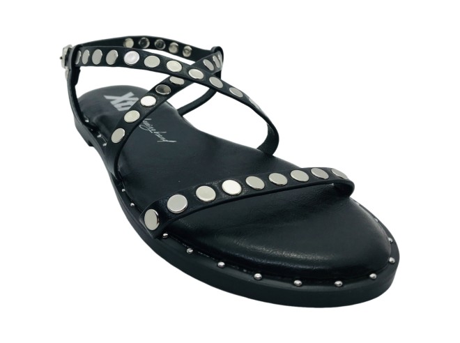 Sandalia plana mujer negra con tachas metálicas Xti 145357, estilo rocker-chic vegano