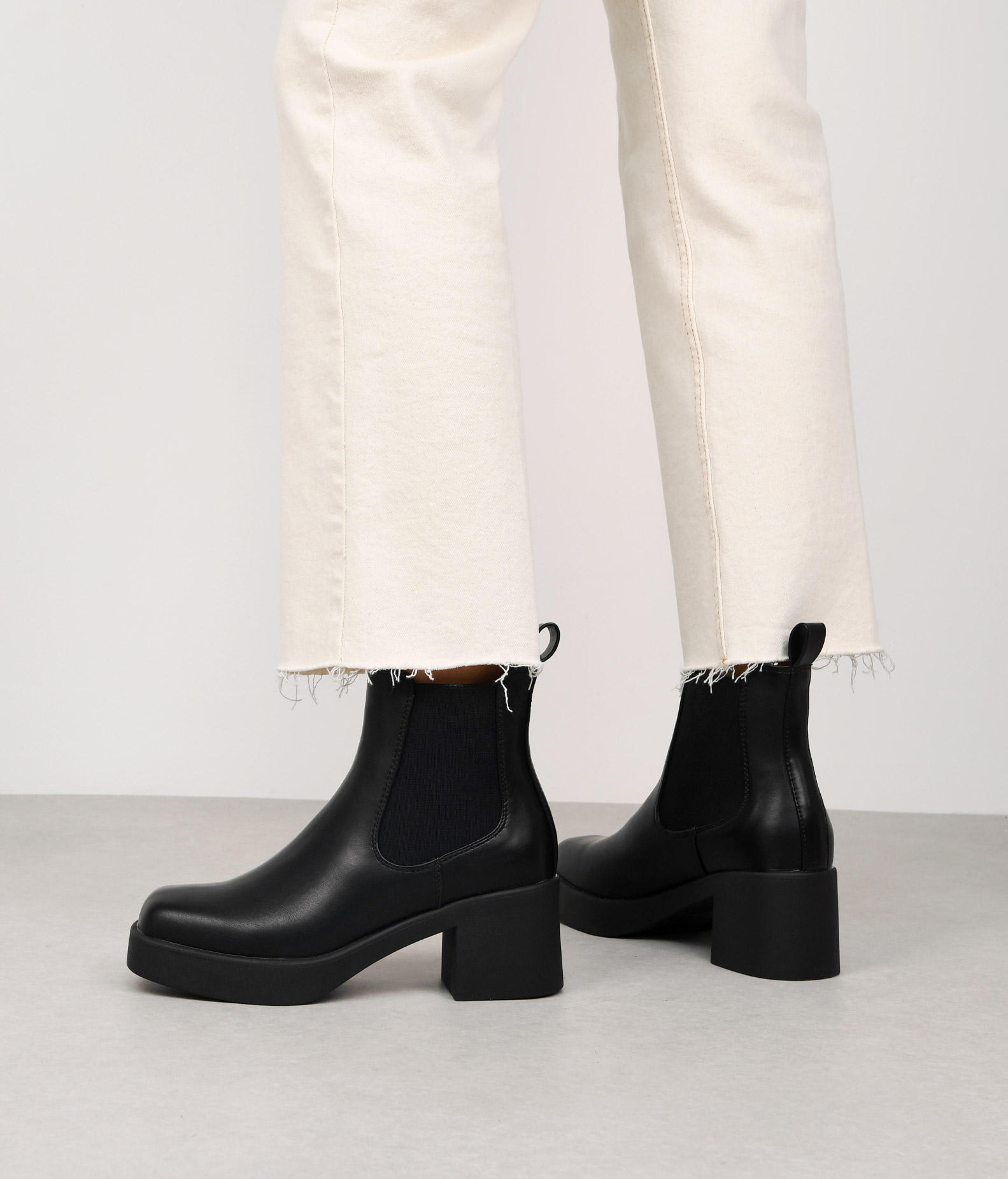 Bosanova Botas chelsea de caña baja para mujer con dos elásticos laterales, acabado cuadrado y suela de plataforma de 2 cm con tacón de 5.5 cm. Sin cierre.