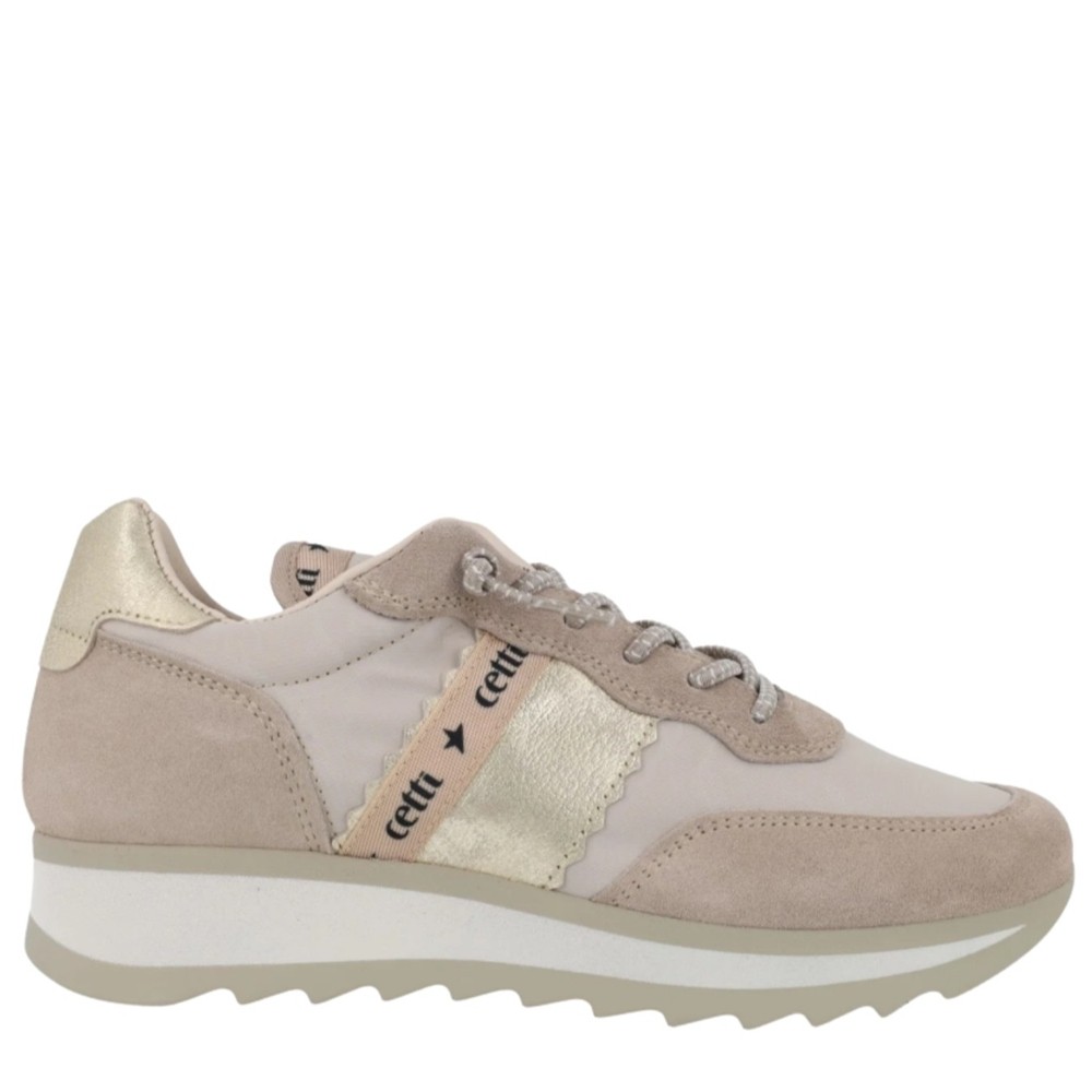 Cómoda  Cómoda y elegante zapatilla mujer 849 de CETTI en naylon acolchado y fuerzos en ante tonos beig y detalle platino. Cordones elásticos. Ligero piso antideslizante Altura Tacón bajo (1-3 cm) Referencia