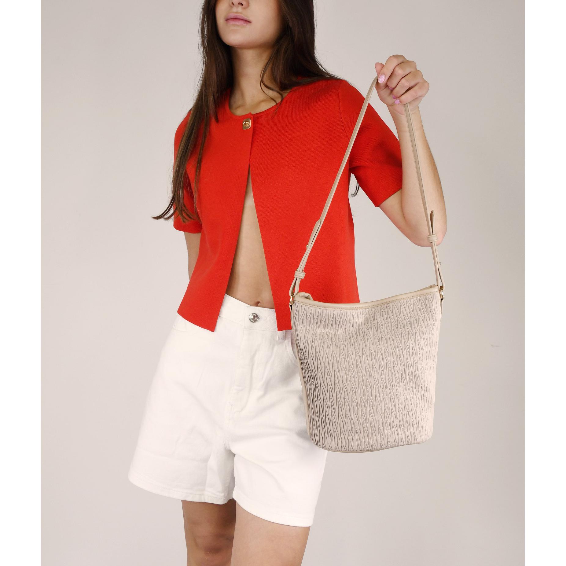 Bosanova Bolso de mujer estilo saco de textura blanda en color piedra con fruncido y asa de colgar ajustable. Bolsillos interiores. Cierre con imán metálico.