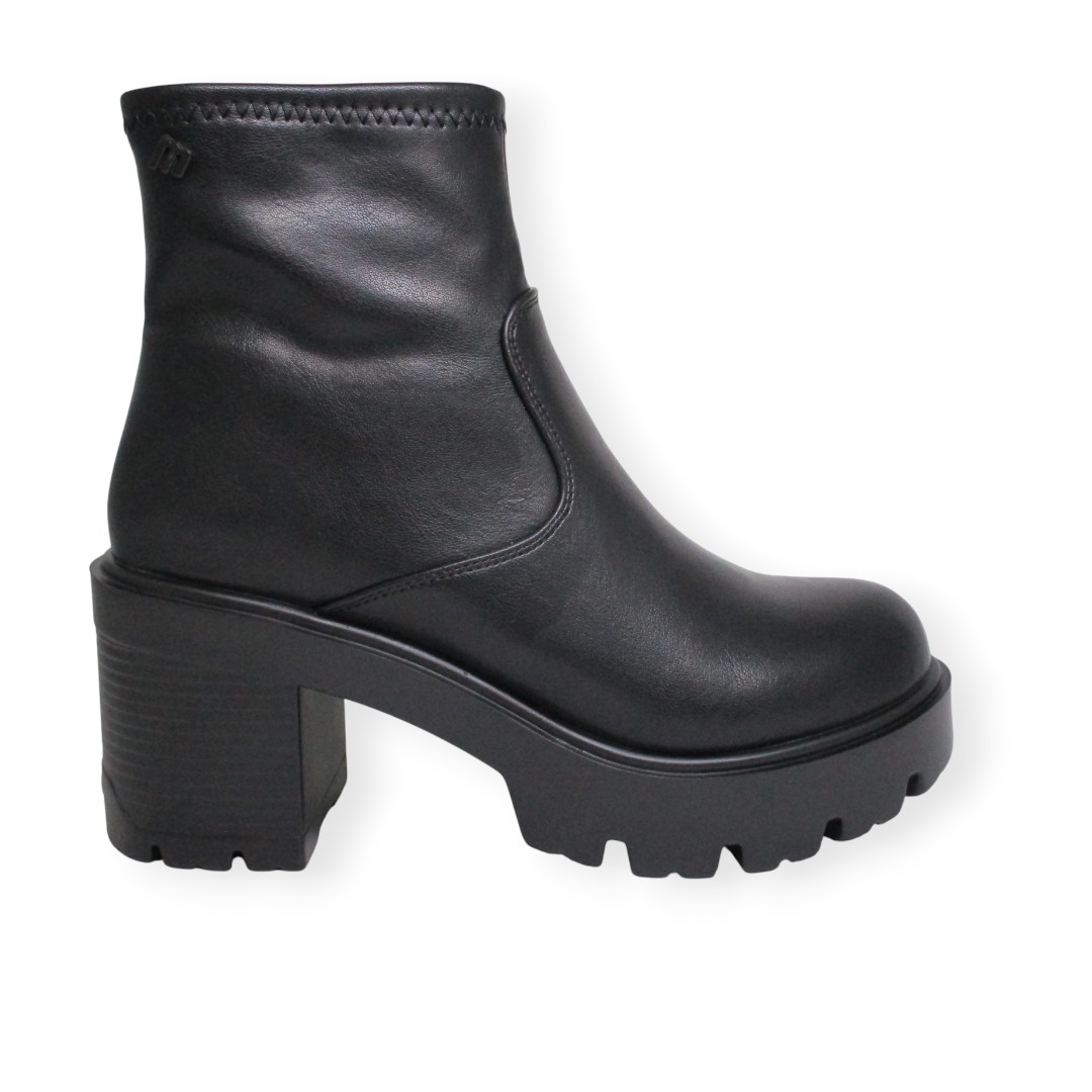 Mustang 59874 Negro. Botín con suela track y tacón medio
