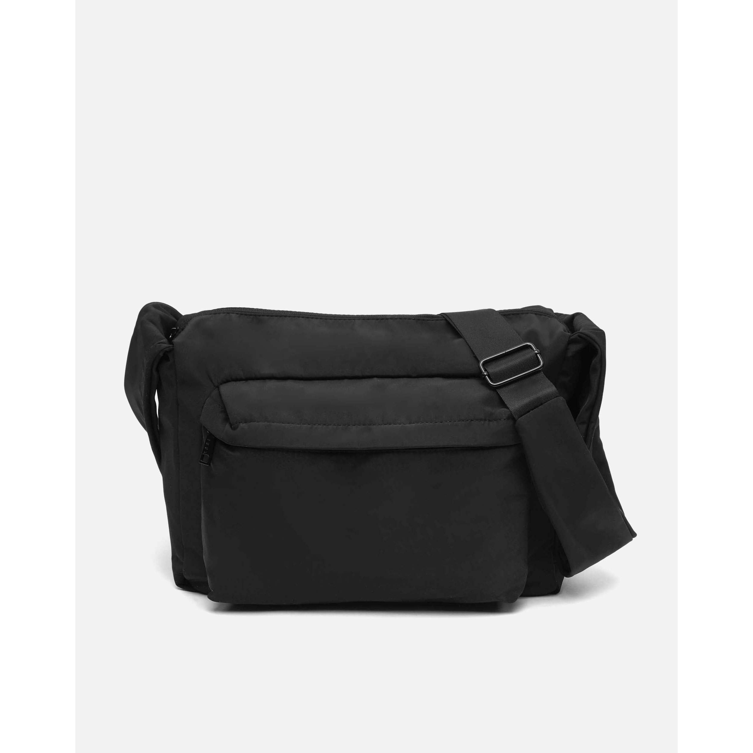 Bolso bandolera Saturi negro de Misako: nylon ligero y resistente, ideal para planes urbanos y trabajo. Versátil diseño con medidas 22x11x31 cm, perfecto para looks casuales.