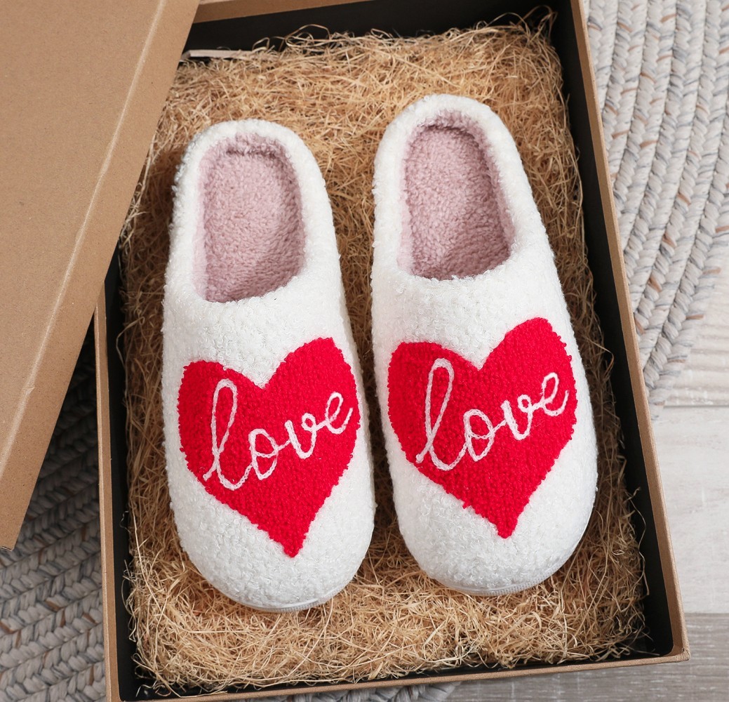TK Zapatillas románticas con corazones y la palabra "LOVE" – Zapatillas suaves para momentos especiales