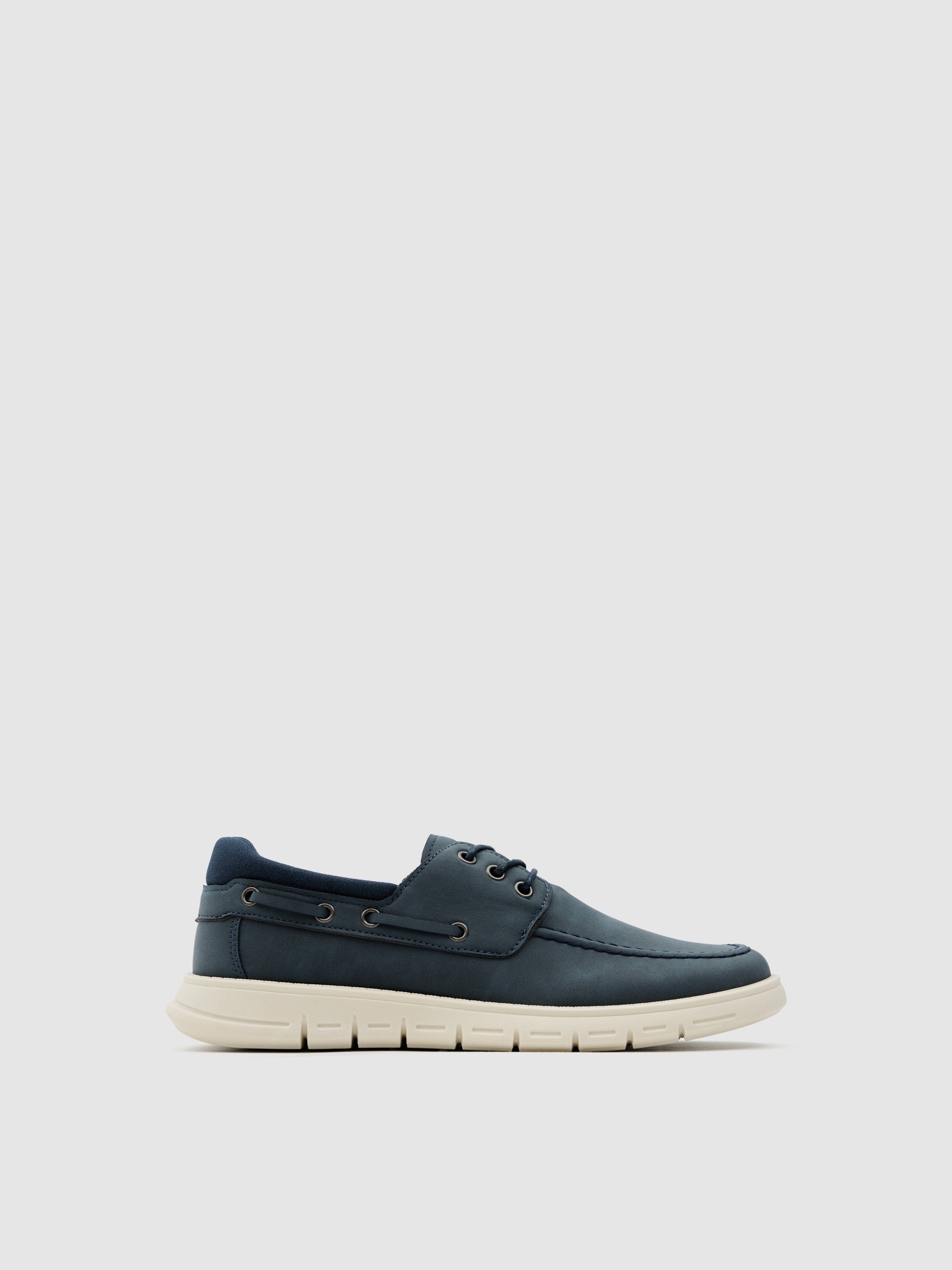 Zapato náutico azul marino efecto piel, con cordones laterales, costuras marcadas y suela dentada clara INSIDE