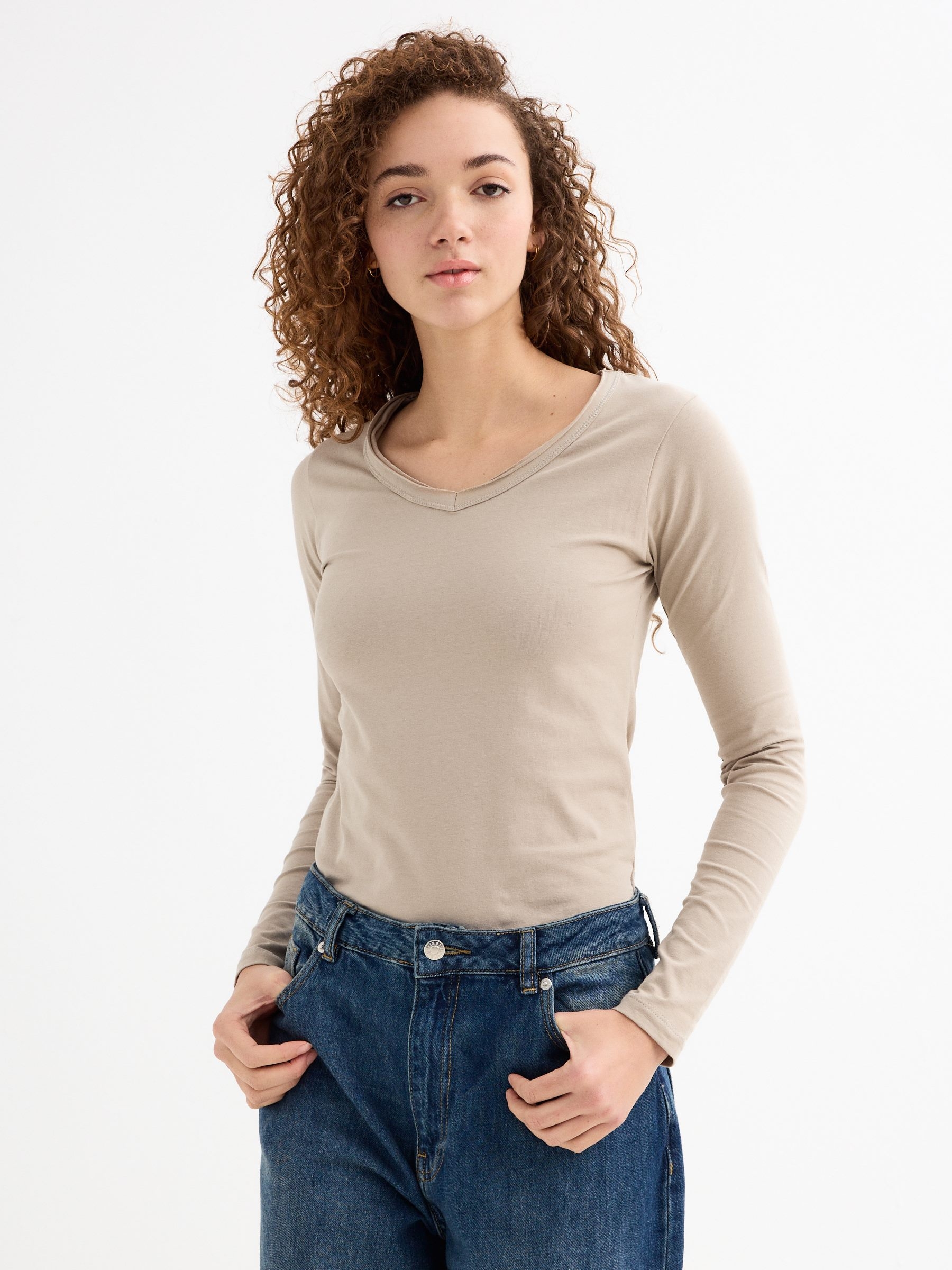 Camiseta slim de manga larga y cuello de pico en colores lisos INSIDE