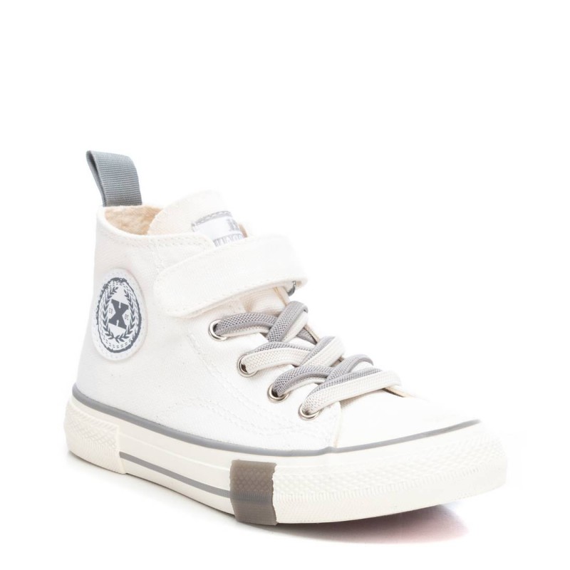 XTI KIDS, Botín Deportivo para niños en color blanco, cierre con cremallera interior, velcro y doble cordón elástico