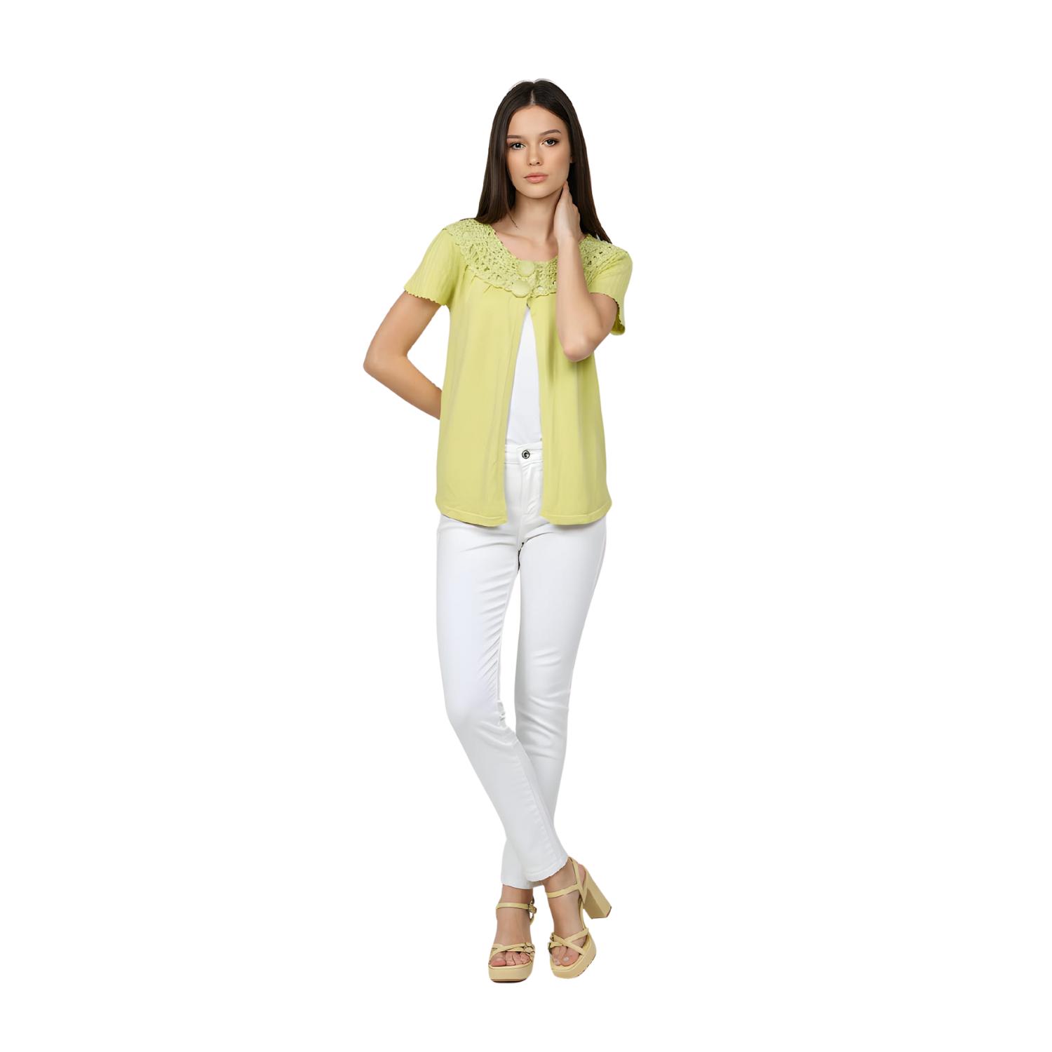 Chaqueta de punto fluida con detalle de crochet en frontal y espalda. Manga corta, cierre con botones y tejido cómodo y ligero - LA-899975