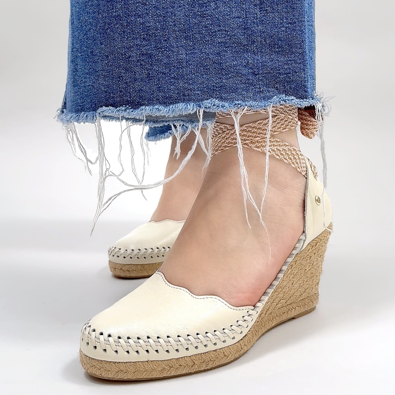 Alpargatas para mujer con cuña de esparto espadrilles fabricadas en España Pikolinos Cádiz W4Y-1506 Nata
