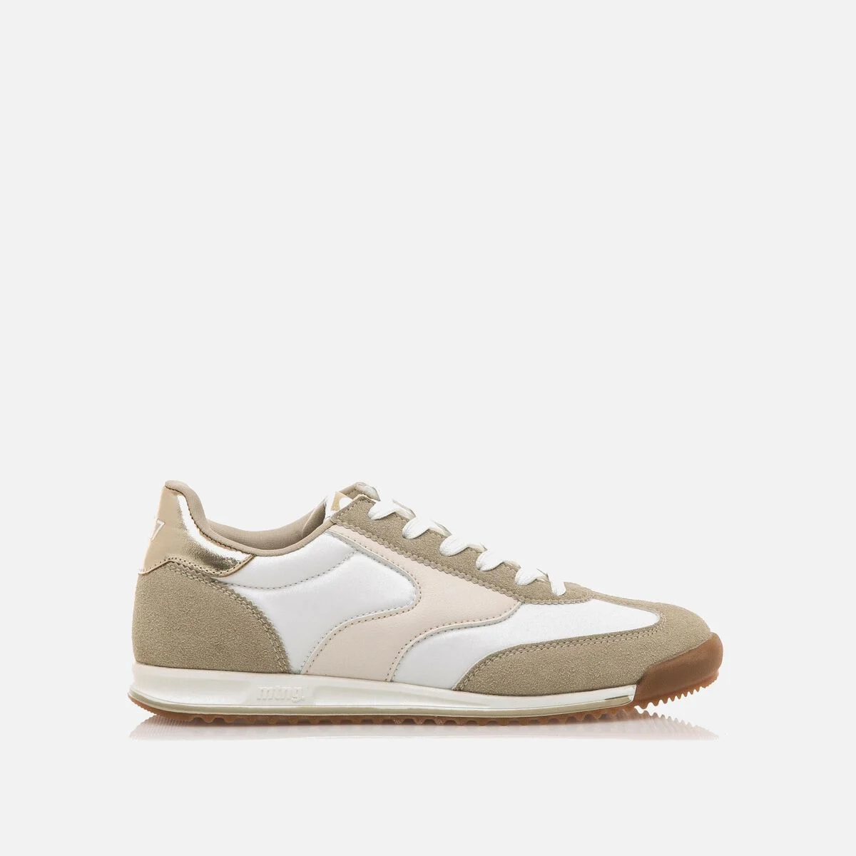 MUSTANG 60858 Zapatillas marrón arena Olympic de mujer. Estas zapatillas combinan comodidad y estilo. Su contraste de colores beige y blanco junto con el toque dorado en el talón, aporta un look moderno y elegante.