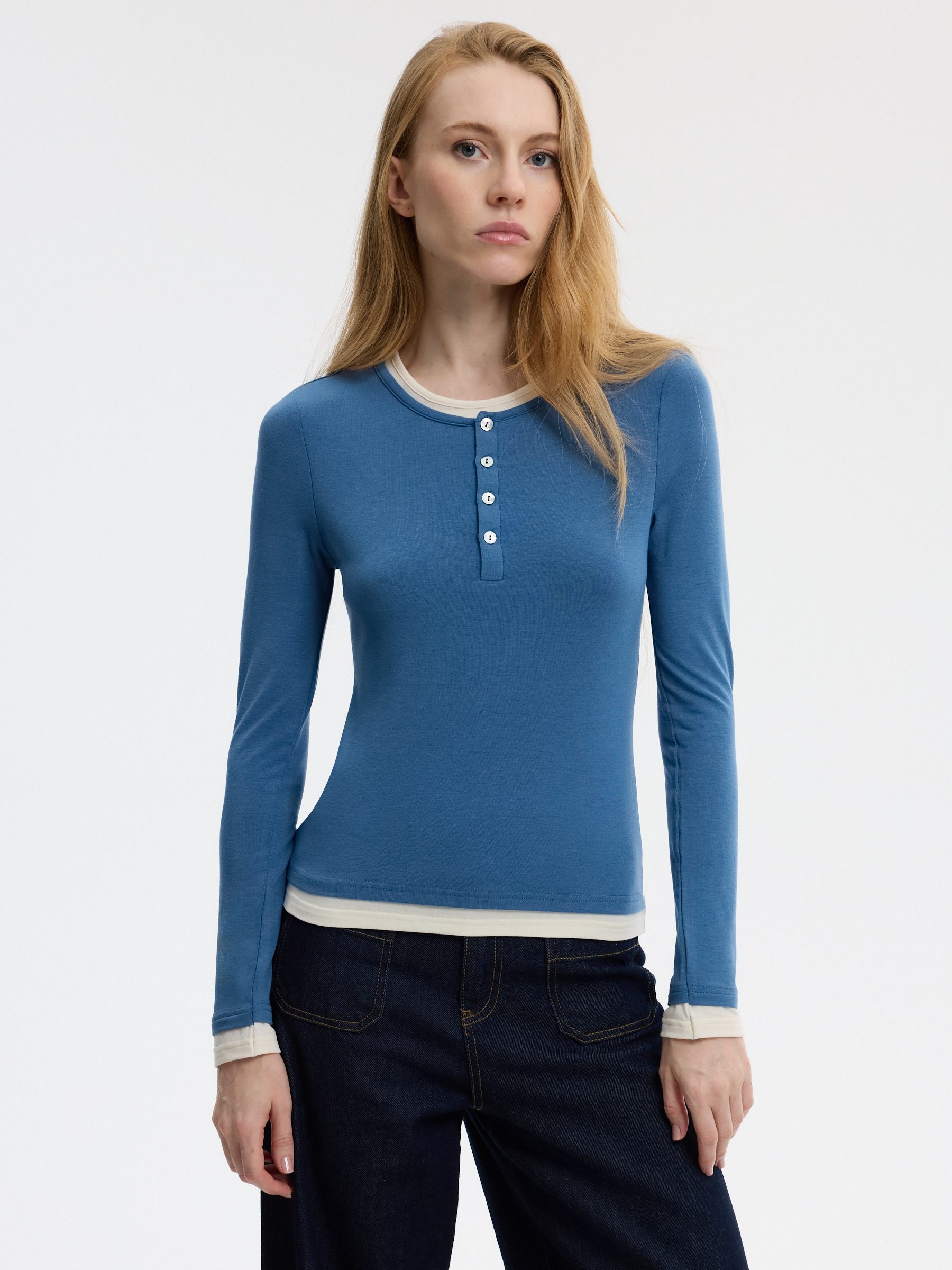 Camiseta slim de manga larga en punto elástico, estampado liso, cuello pico y botones en contraste fino Envío y devolución gratuita en tienda INSIDE