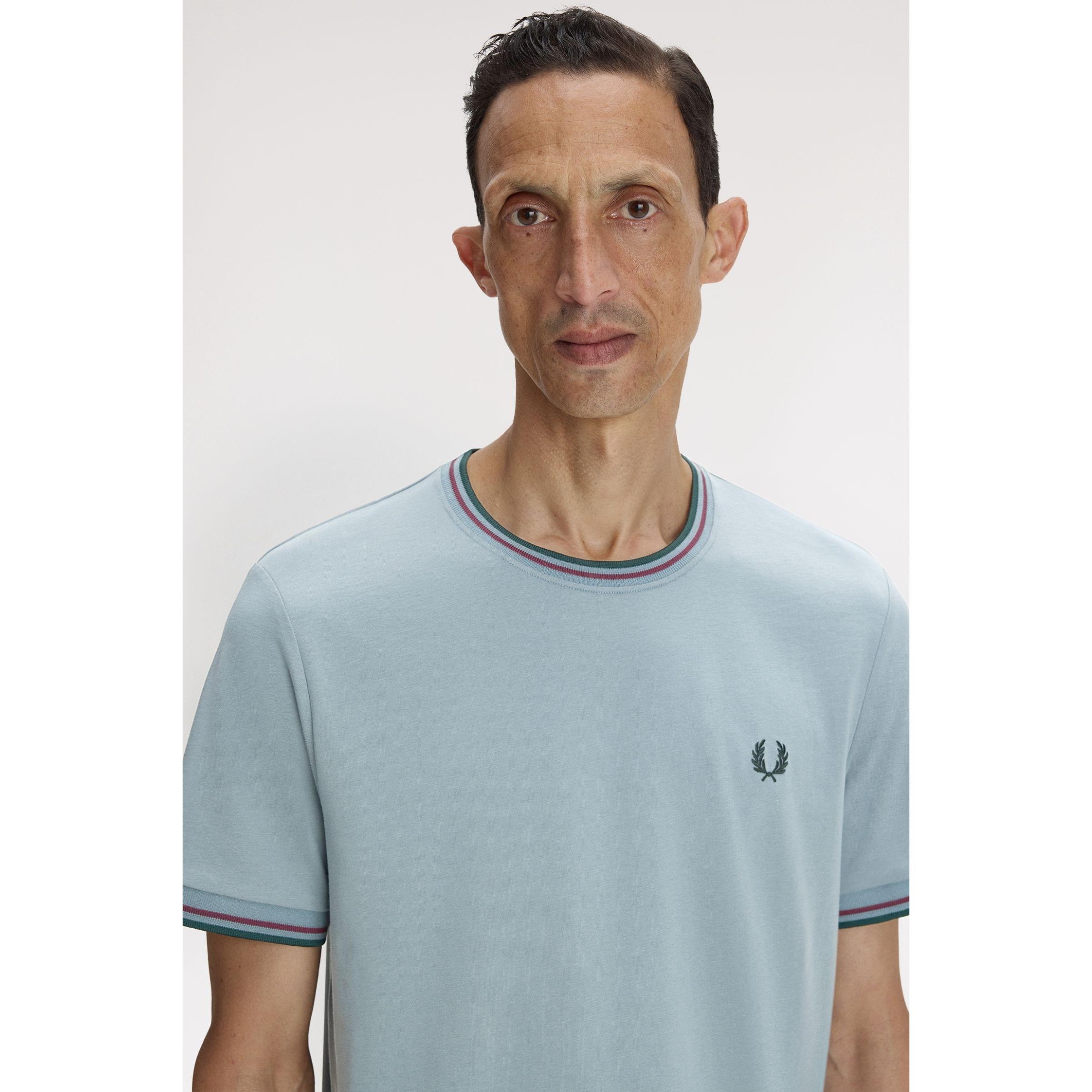 CAMISETA FRED PERRY TWIN TIPPED T-SHIRT STCKPBL/OXB/GRSR